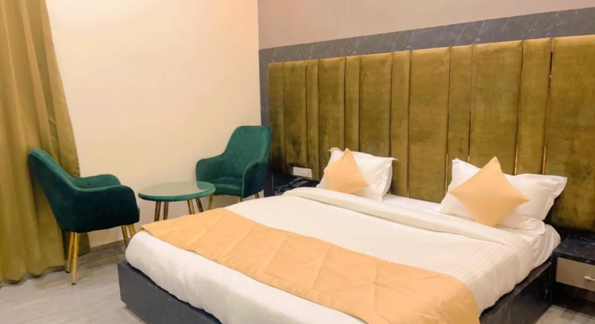 Photo of the whole room, Bed in City View With Garden -5 Mins Walk From GOLDEN TEMPLE