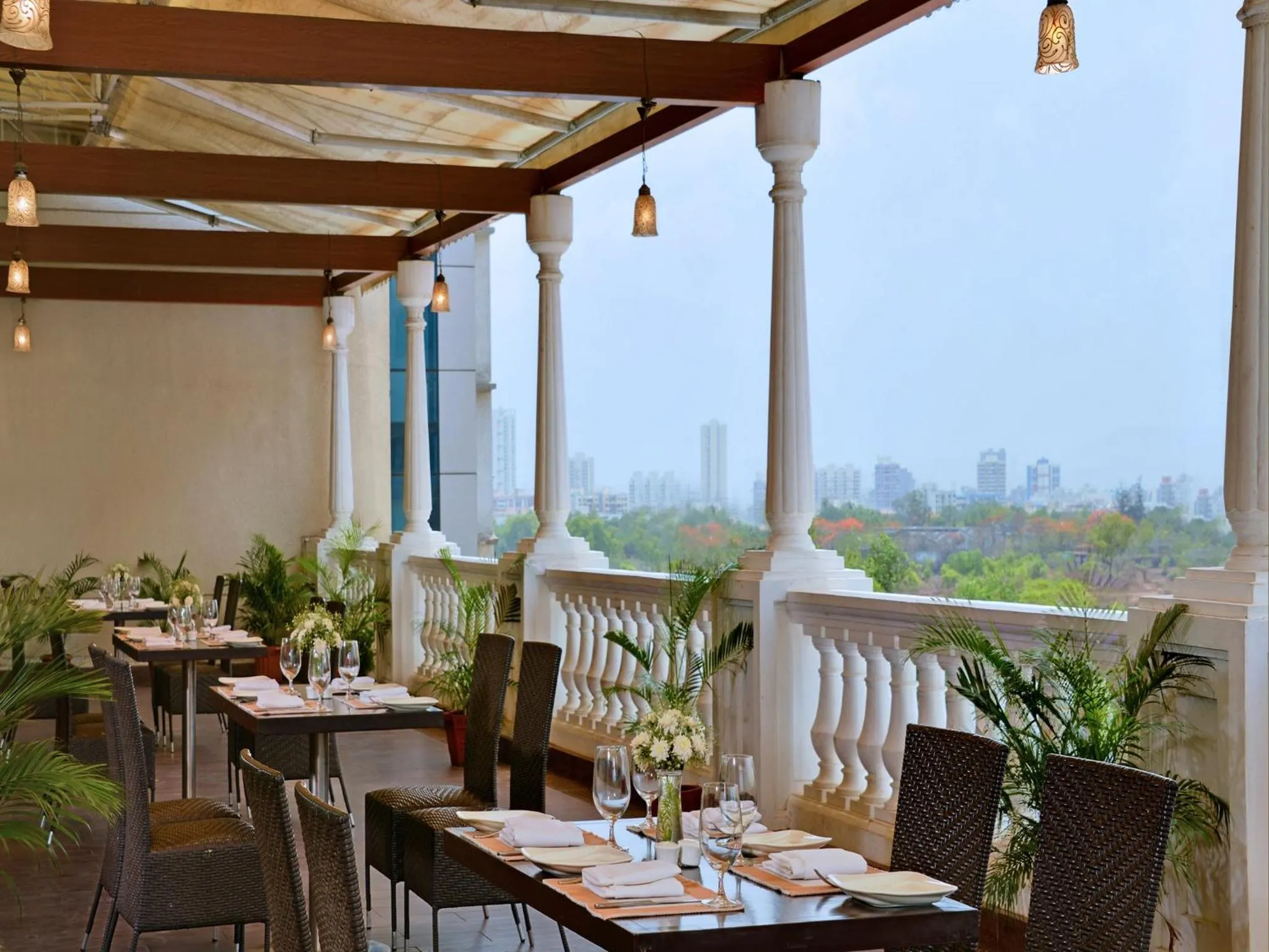 Restaurant/places to eat in Majestic Court Sarovar Portico