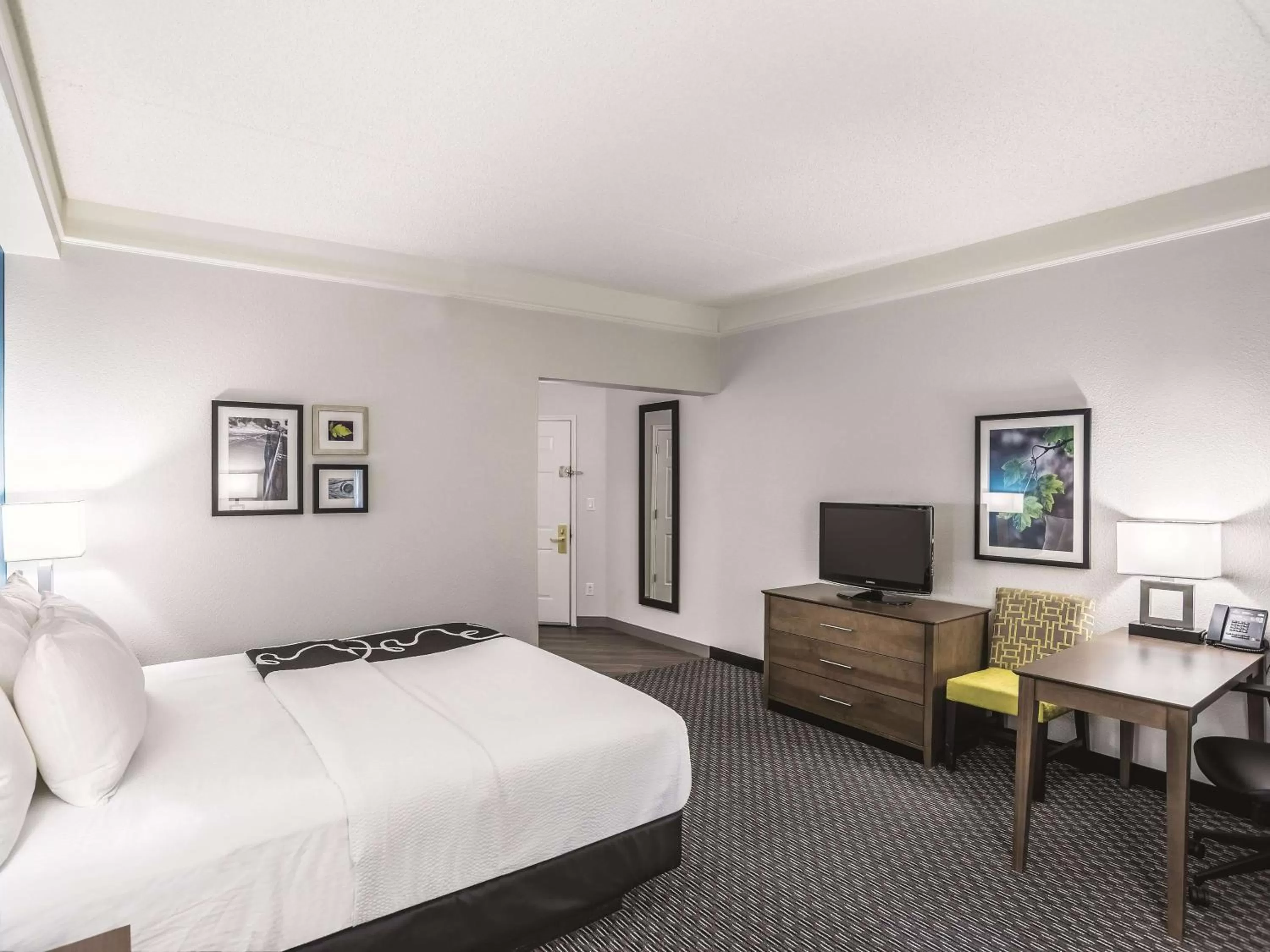 Photo of the whole room, Bed in La Quinta by Wyndham Phoenix Chandler