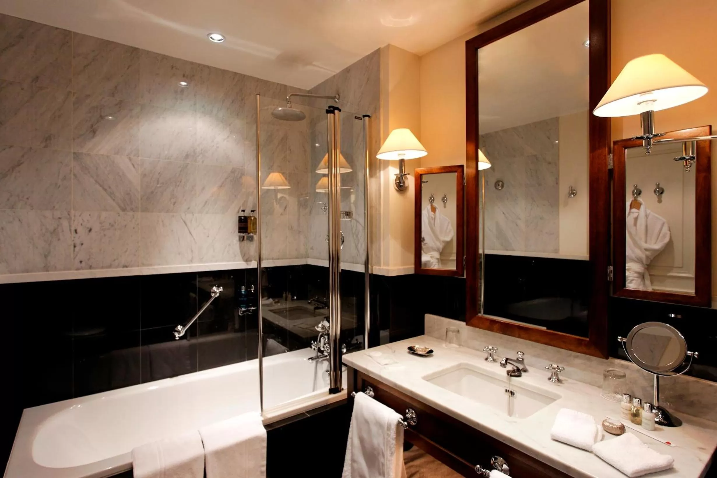 Bathroom in La Tremoille Paris