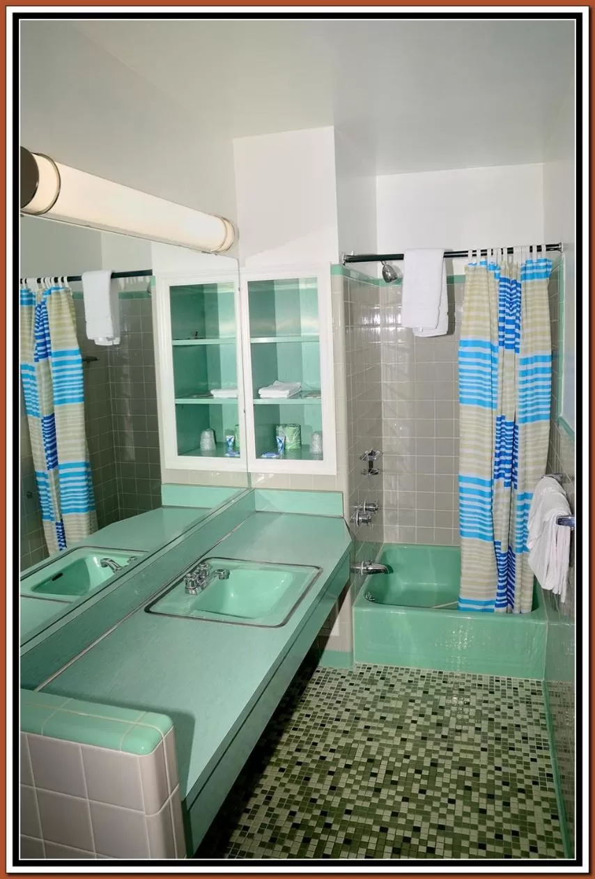 Bathroom in The Cardinal Inn