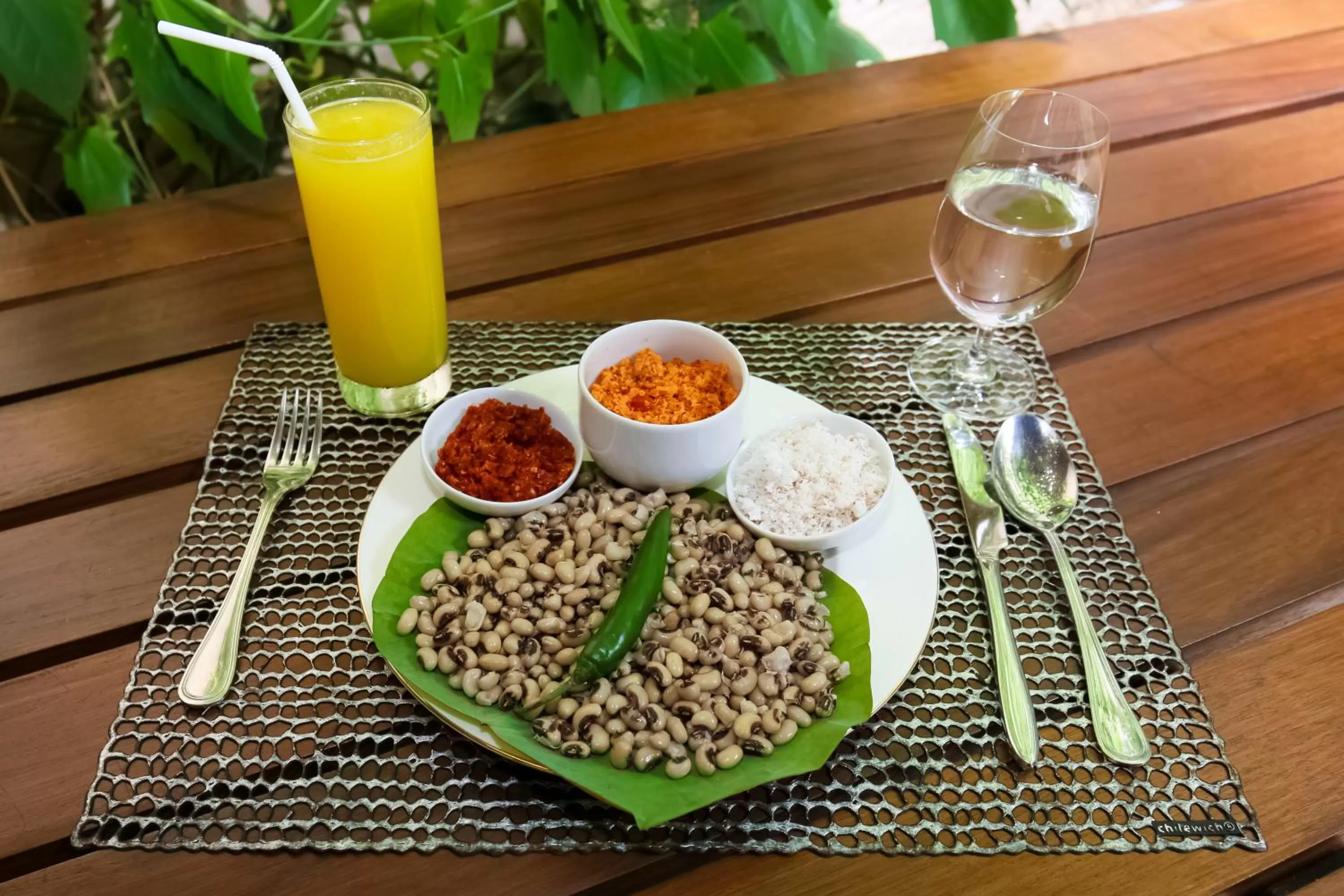 Restaurant/places to eat in Man Mountain Villa