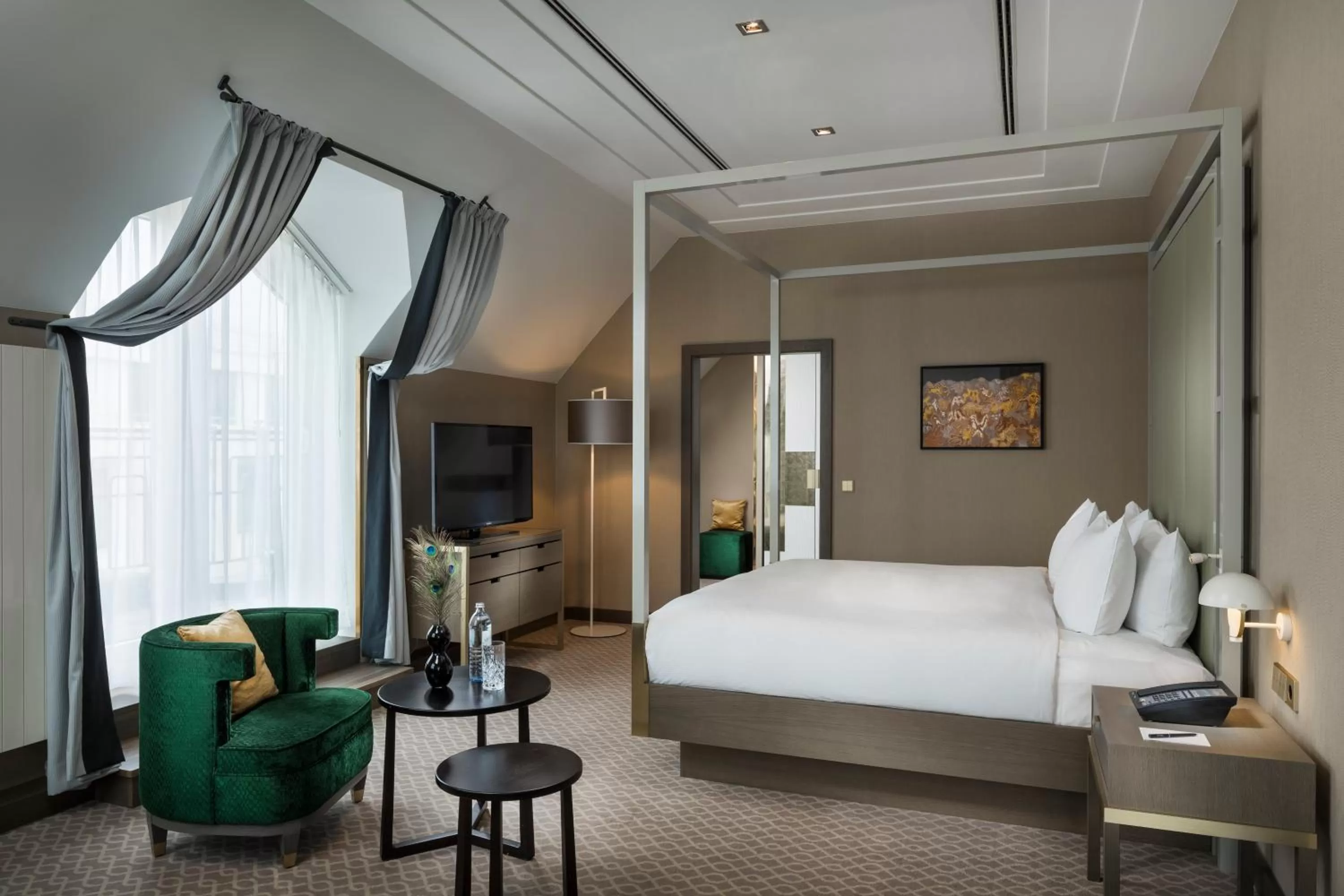 Bedroom, Bed in Hilton Vienna Plaza