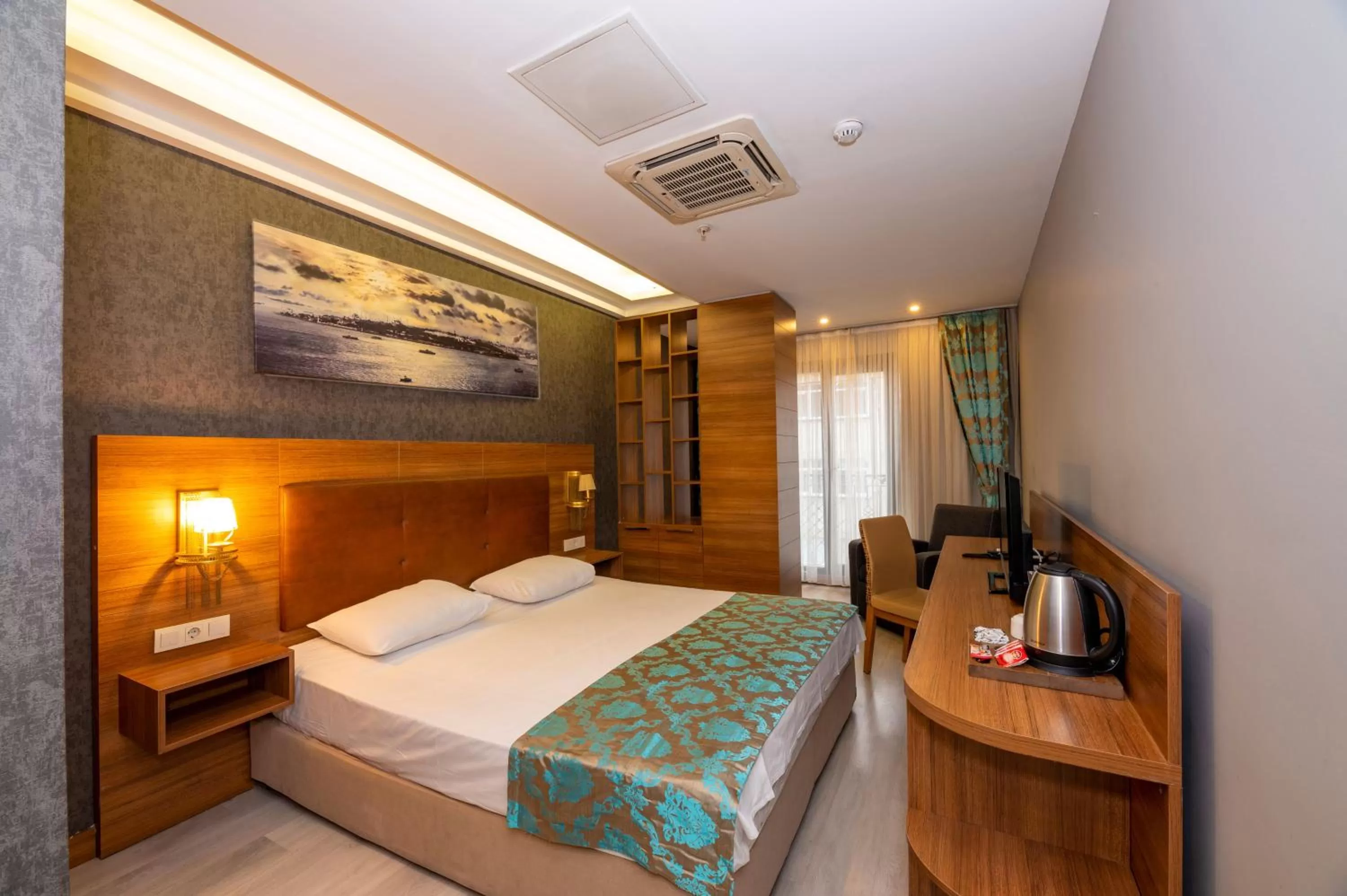 Photo of the whole room, Bed in Grand Palace Hotel