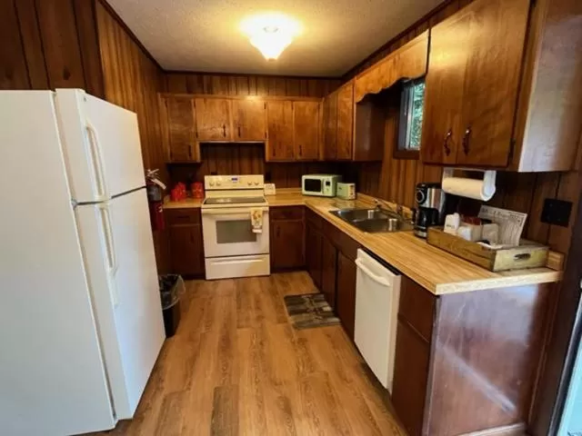 Kitchen or kitchenette, Kitchen/Kitchenette in Meadowlark Motel with Restaurant & Bar