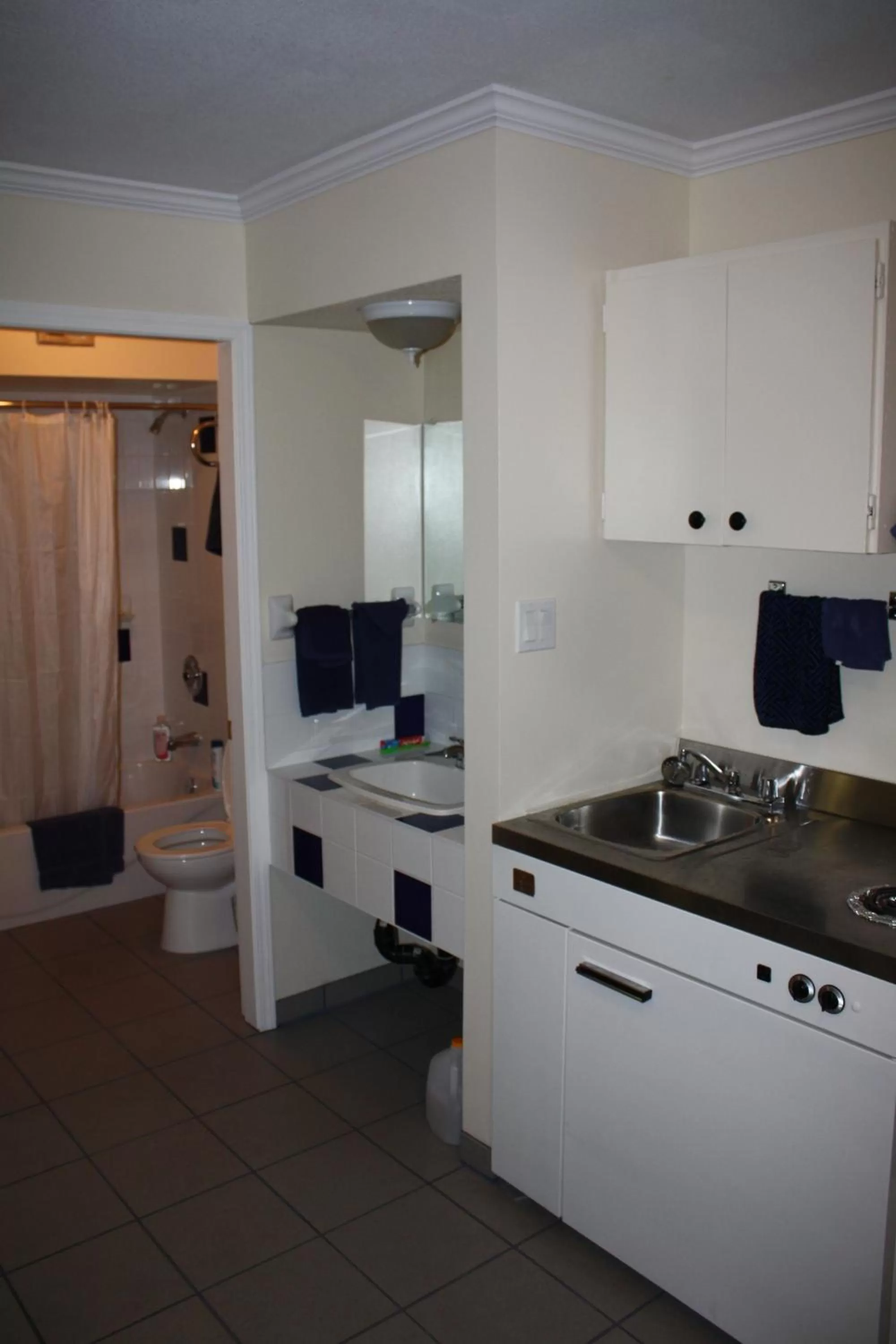 Kitchen or kitchenette, Kitchen/Kitchenette in Sunny Beach Motel