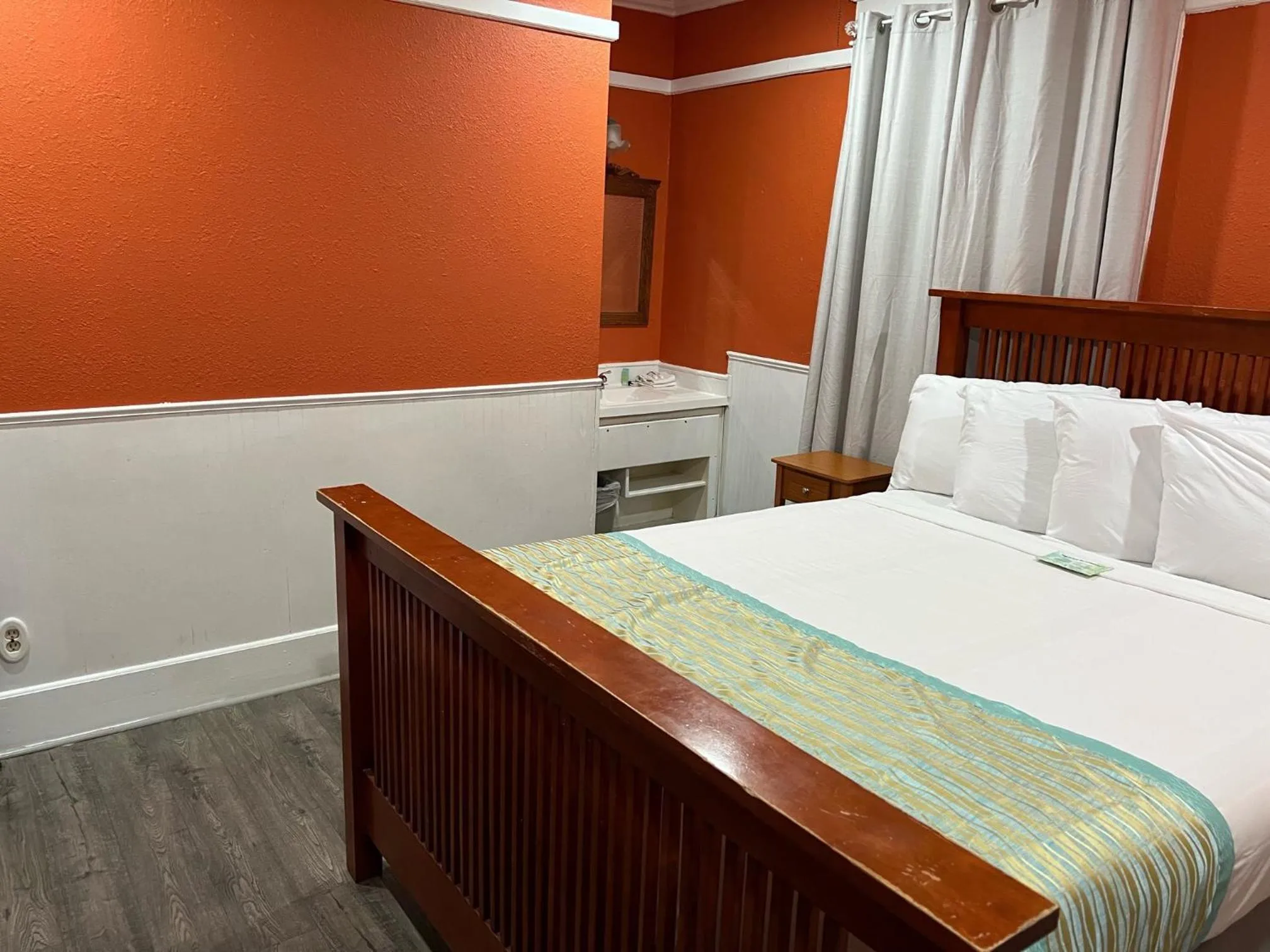 Bedroom in Americas Best Value Inn Royal Carriage