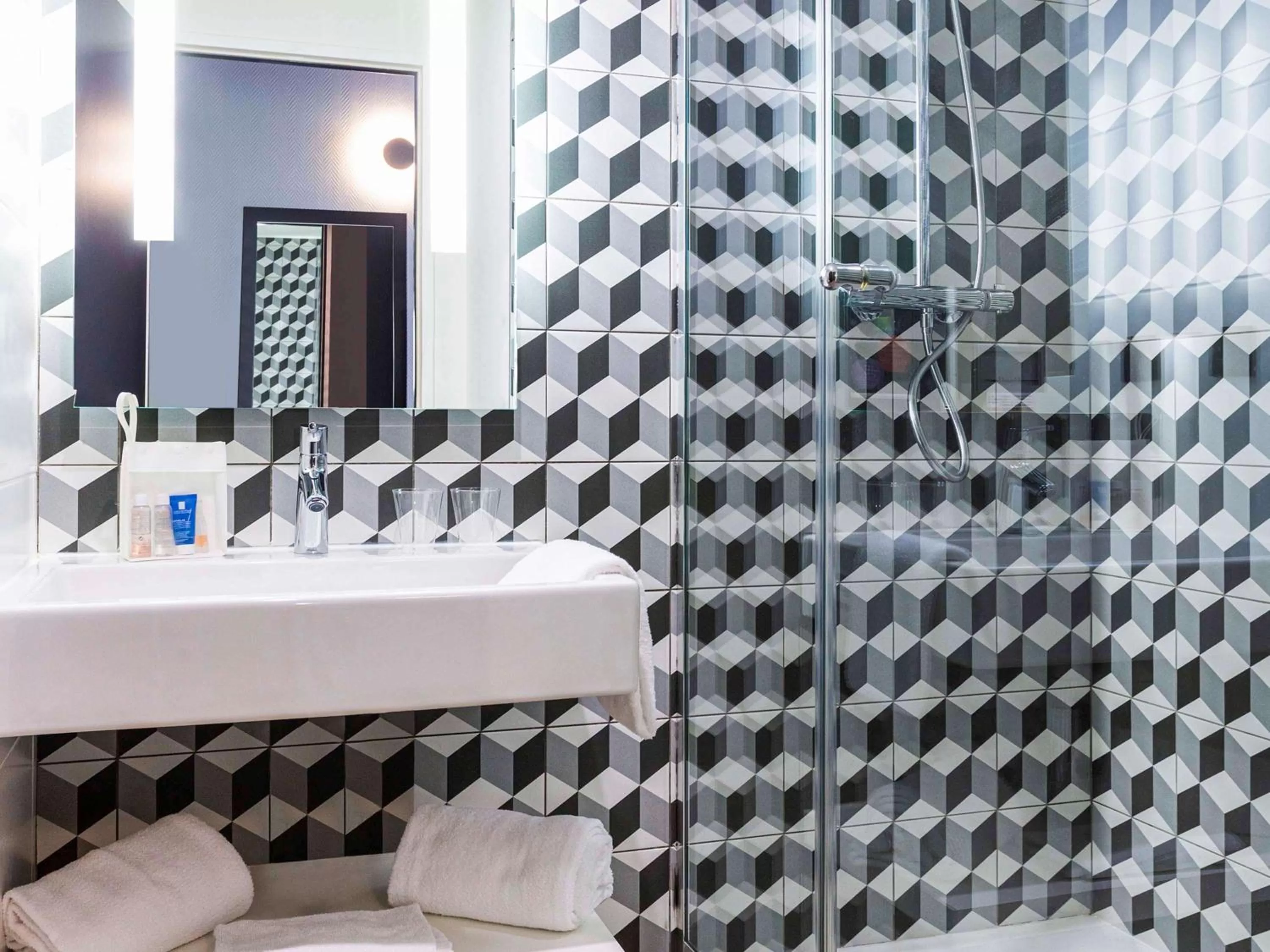 Photo of the whole room in ibis Styles Bordeaux Sud