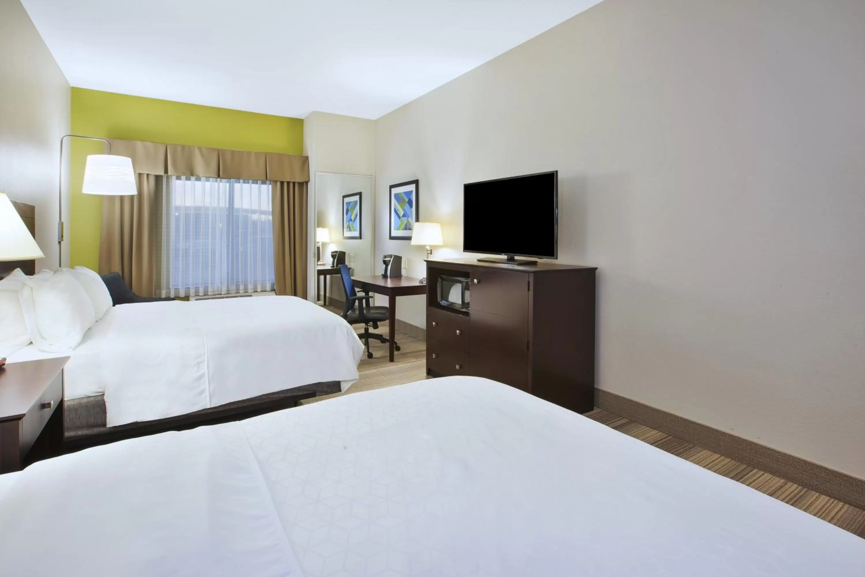 Photo of the whole room, Bed in Holiday Inn Express Niles by IHG