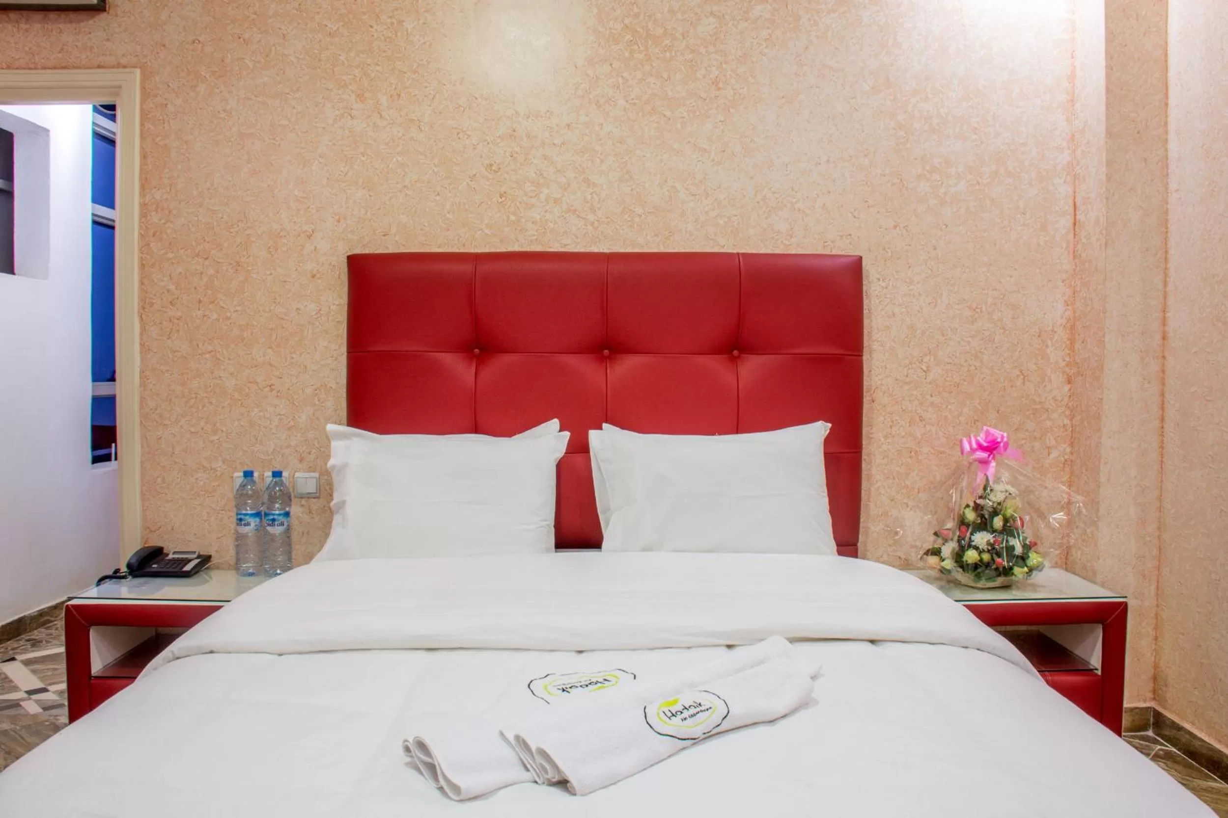 Bed in Hôtel Hadaik Ain Asserdoune