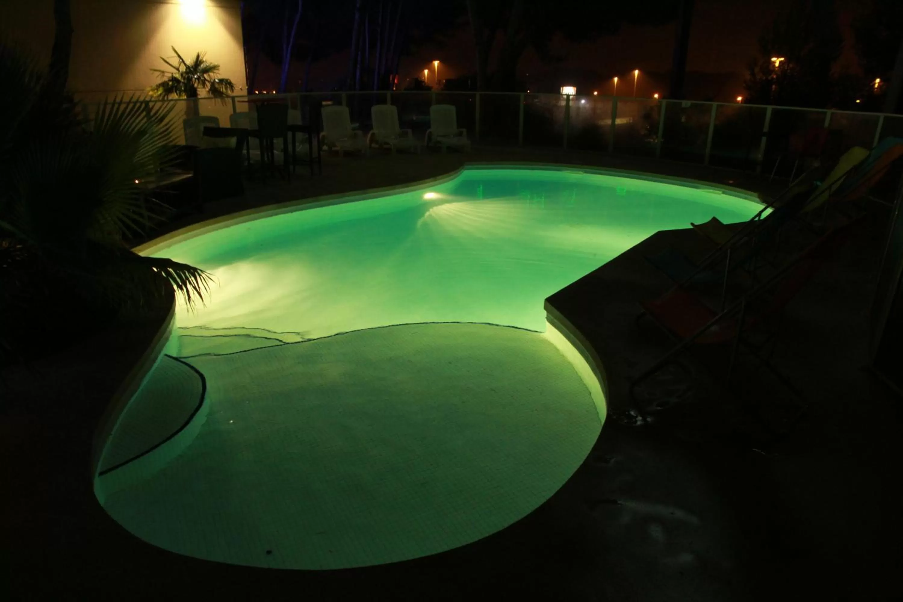 Swimming pool in Kyriad Montpellier Nord Parc Euromédecine