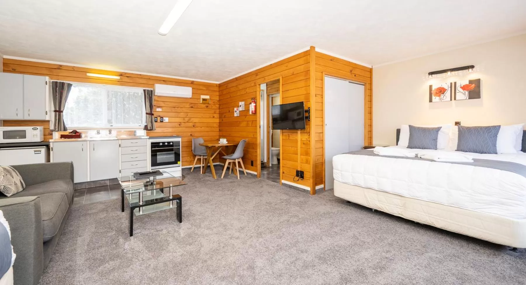 View (from property/room), Bed in Tudor Park Motel Spacious with kitchens 1 minute walk to restaurant and shopping centre and Gisborne Hospital