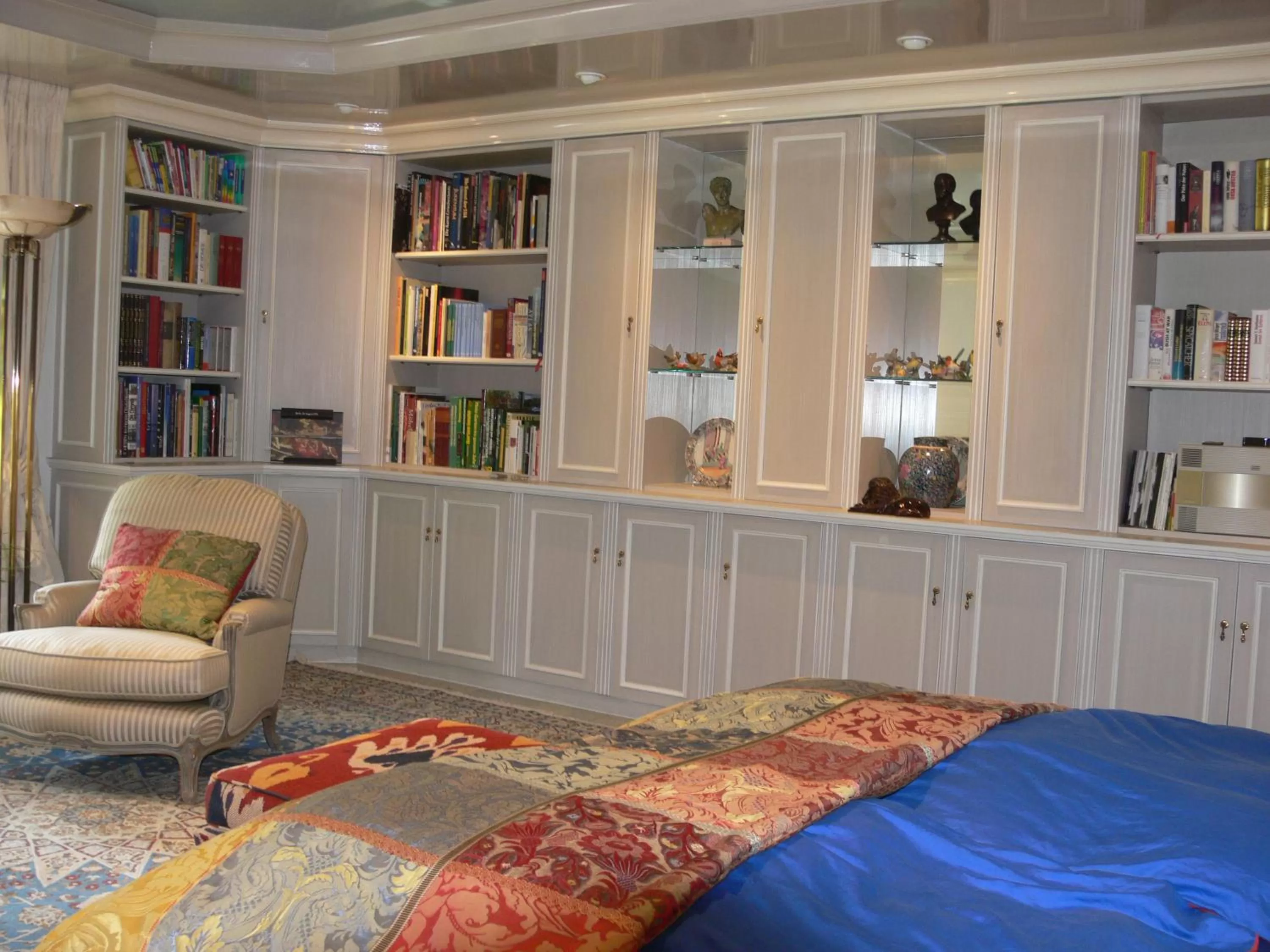 Library, Bed in Die Villa Mettmann