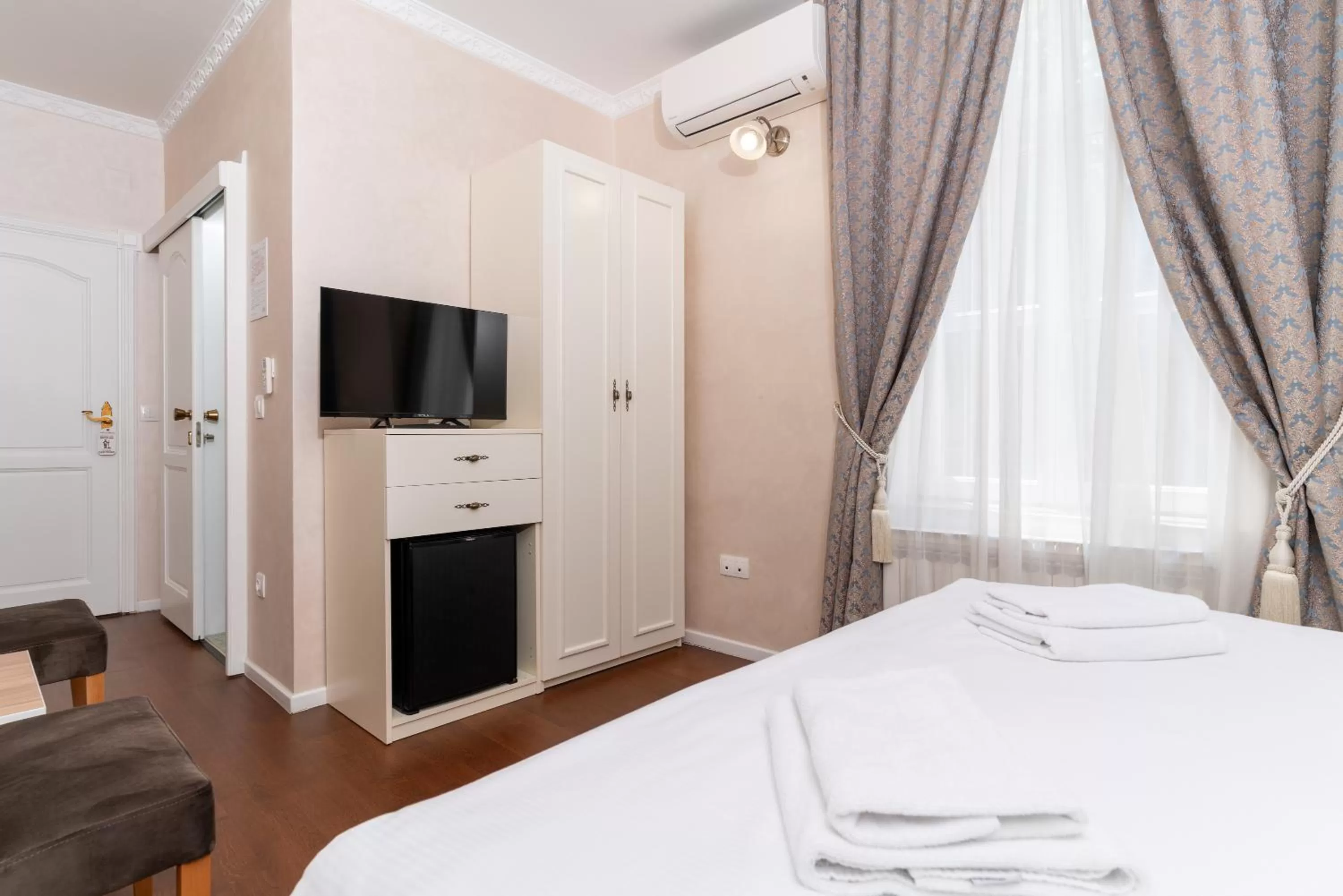 Photo of the whole room, Bed in Ornament Hotel