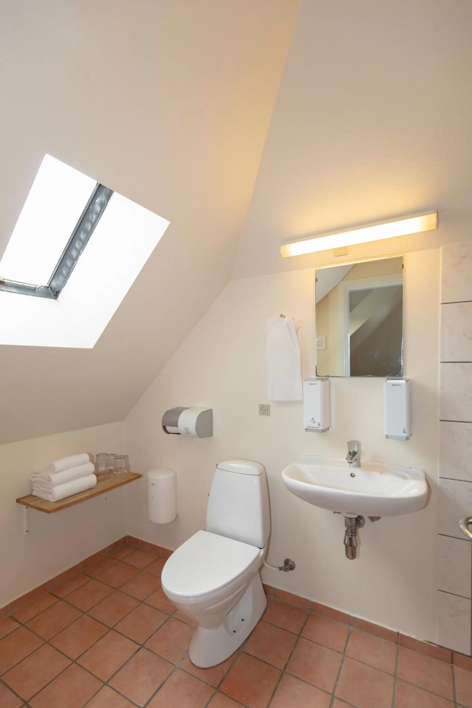 Toilet in Foldens Hotel