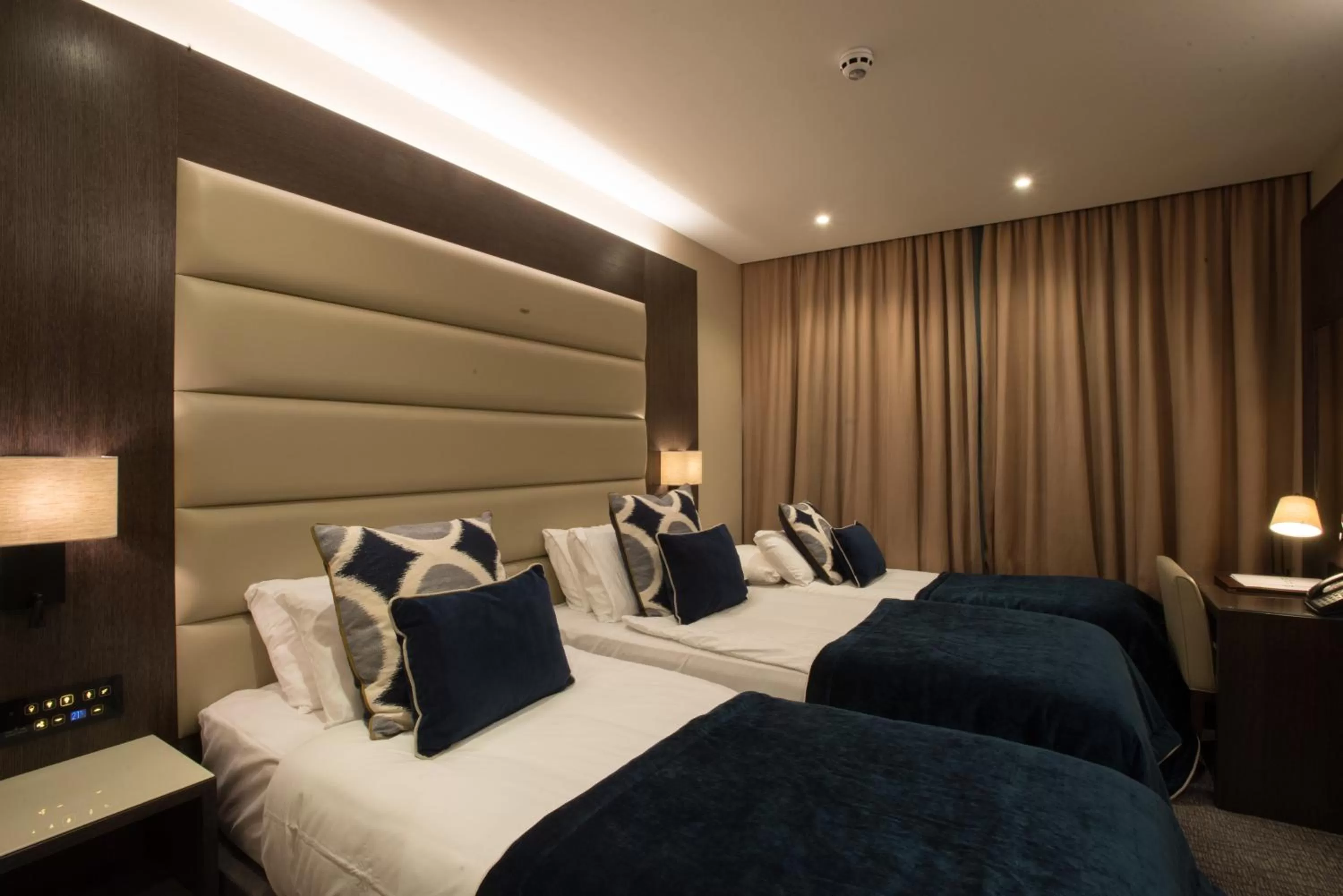 Photo of the whole room, Bed in The Kings Head Hotel