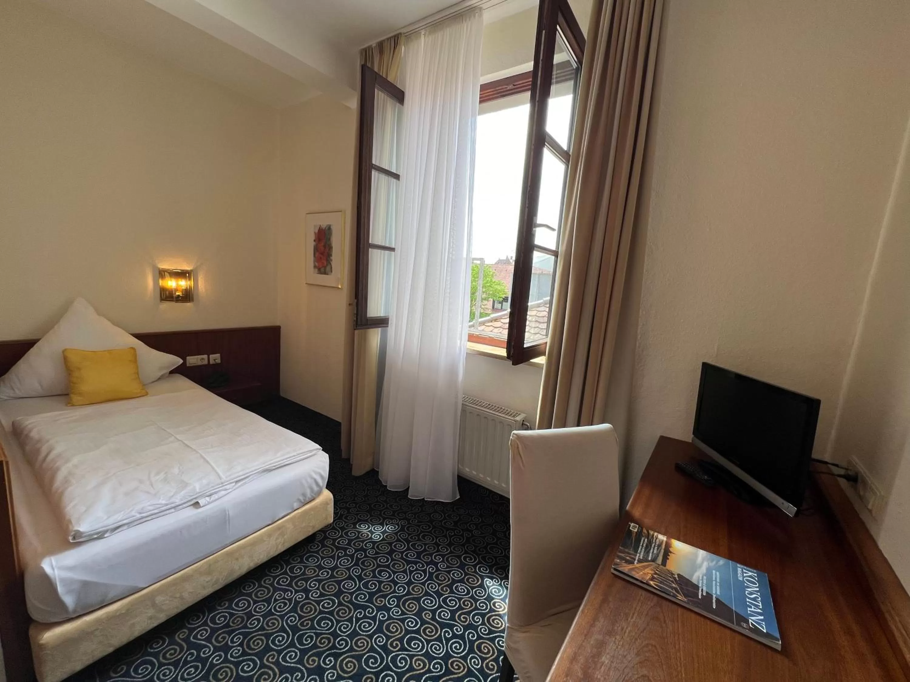 Photo of the whole room in Stadthotel