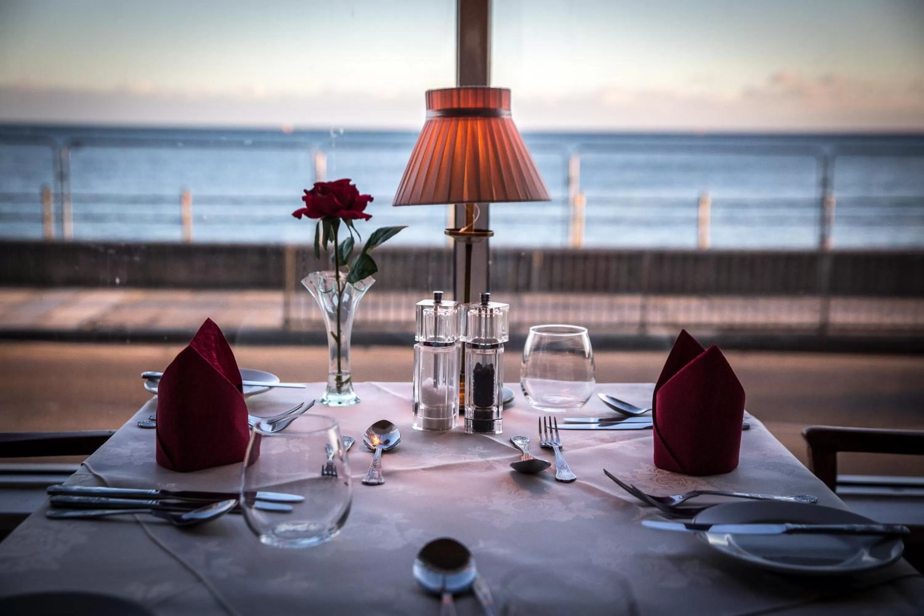 Restaurant/places to eat in The Queens Hotel