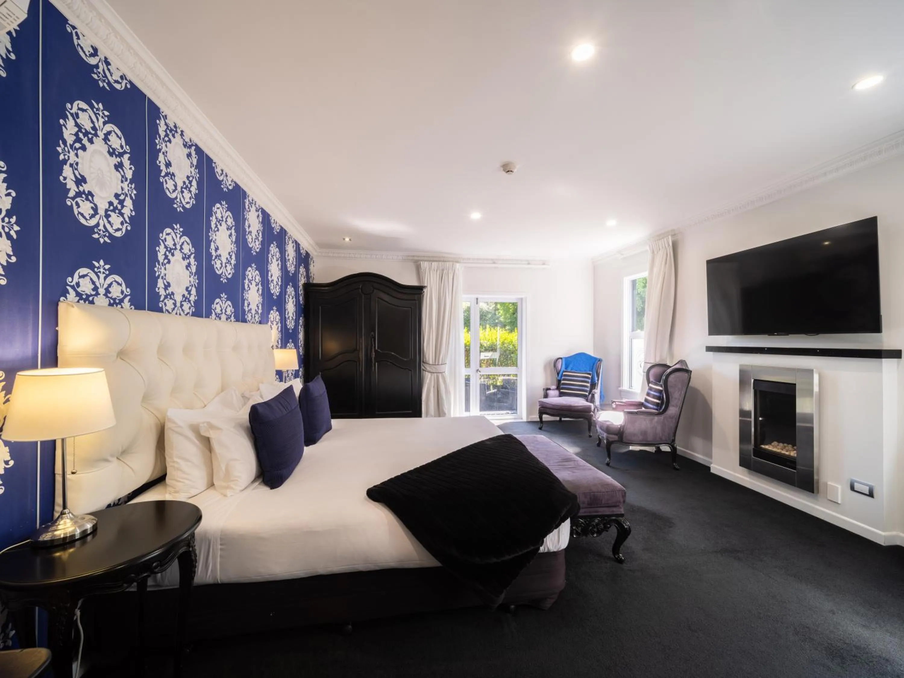 TV and multimedia, Bed in Black Swan Lakeside Boutique Hotel