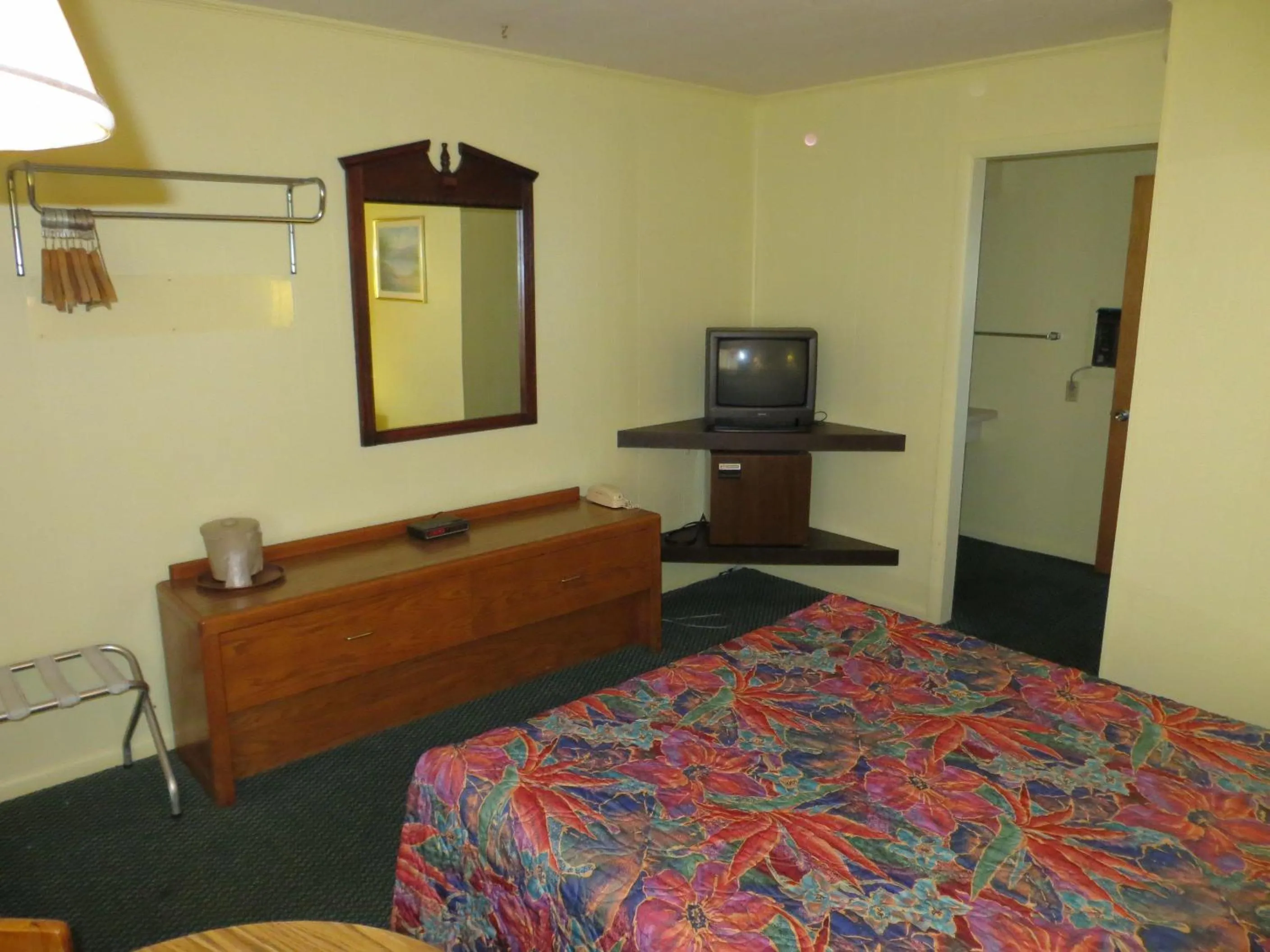 Bed in Starlite Budget Inn