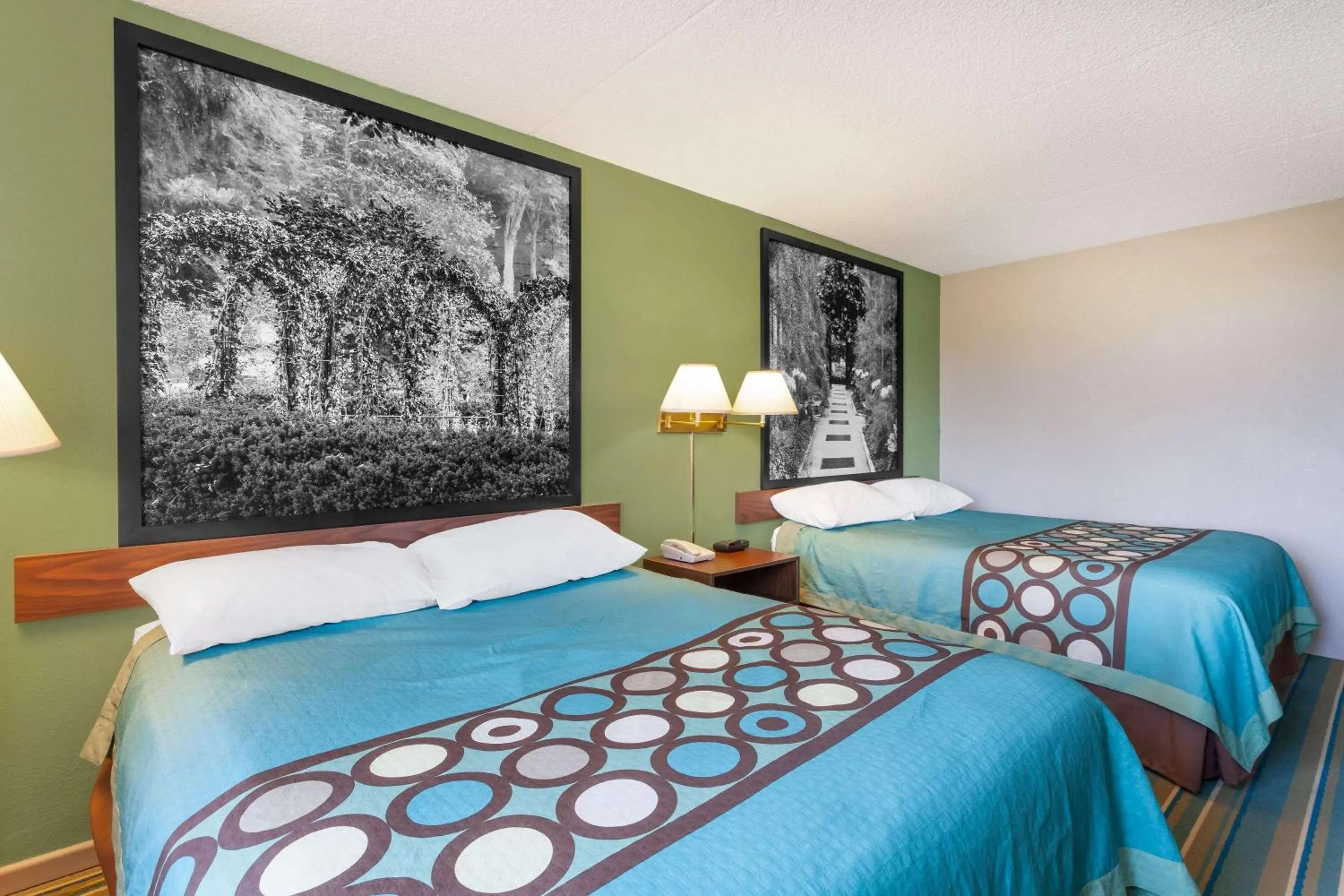 Photo of the whole room, Bed in Super 8 by Wyndham Harrisburg Hershey West