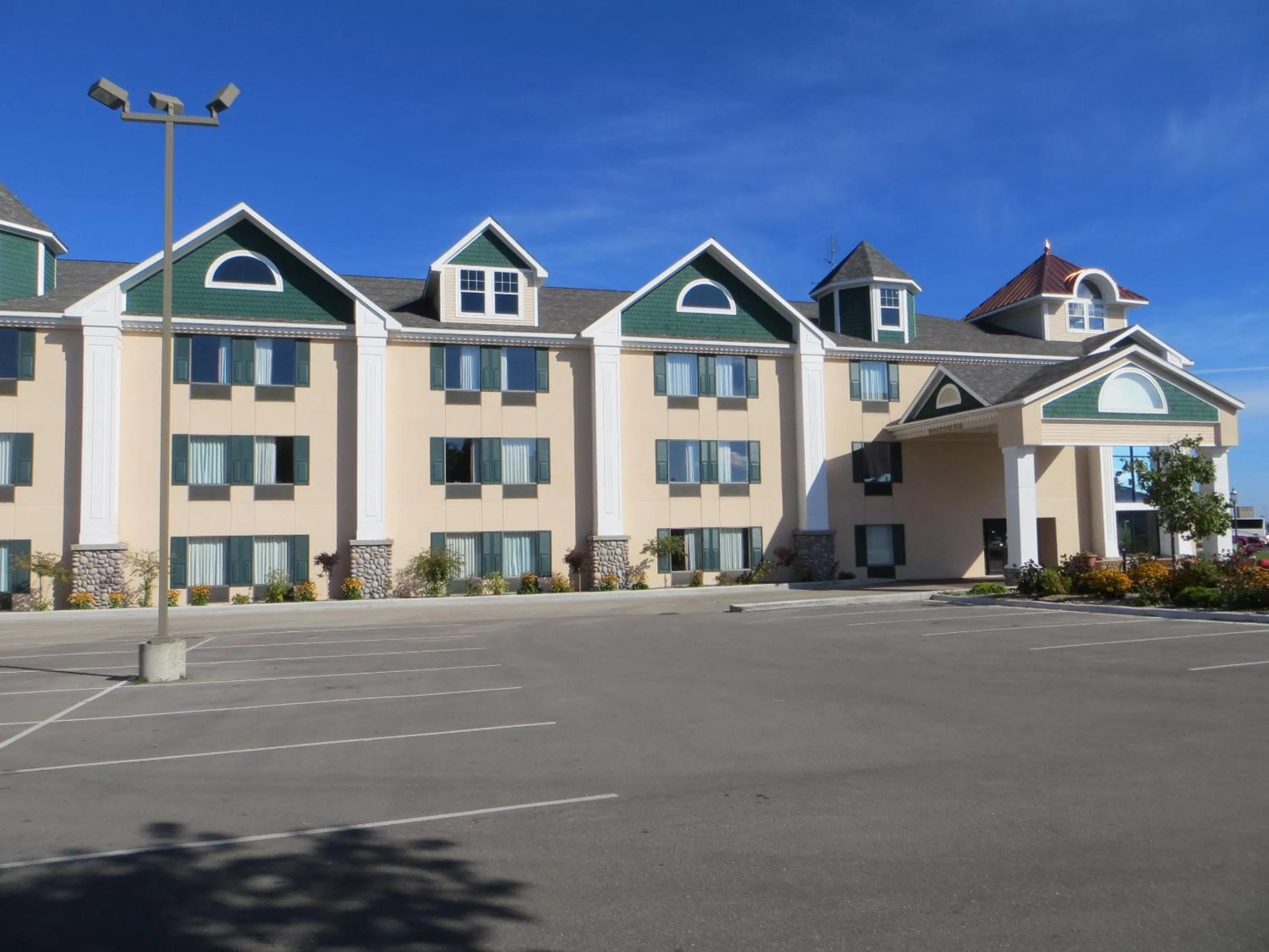 Facade/entrance in Bayside Hotel of Mackinac