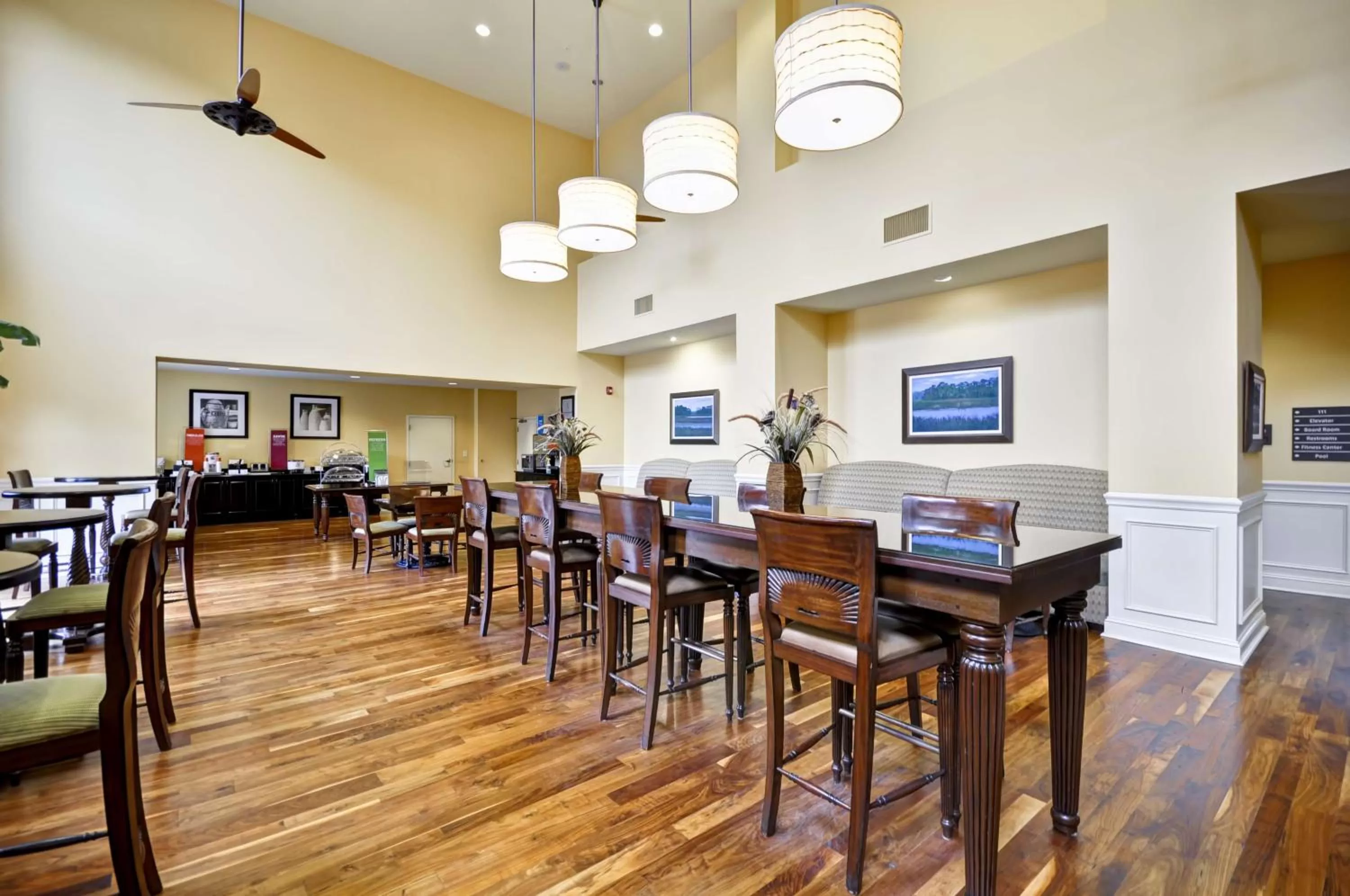 Dining area in Hampton Inn & Suites North Charleston-University Boulevard