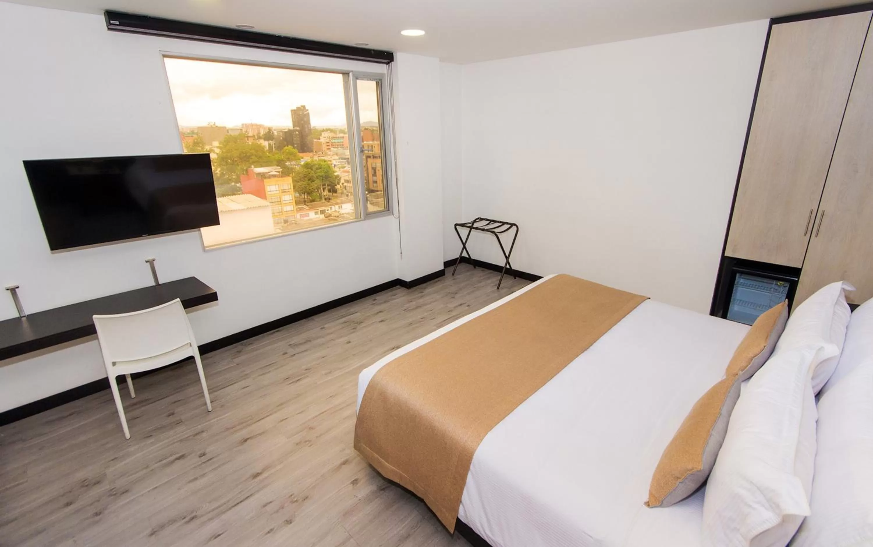 Communal lounge/ TV room in Hotel American Visa Tower