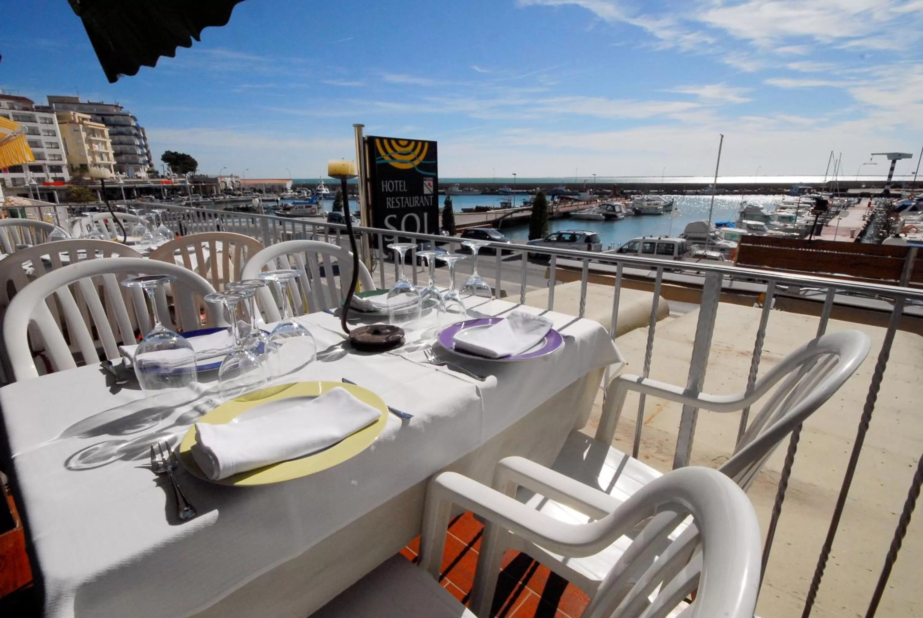 Restaurant/places to eat in Hotel Ampolla Sol