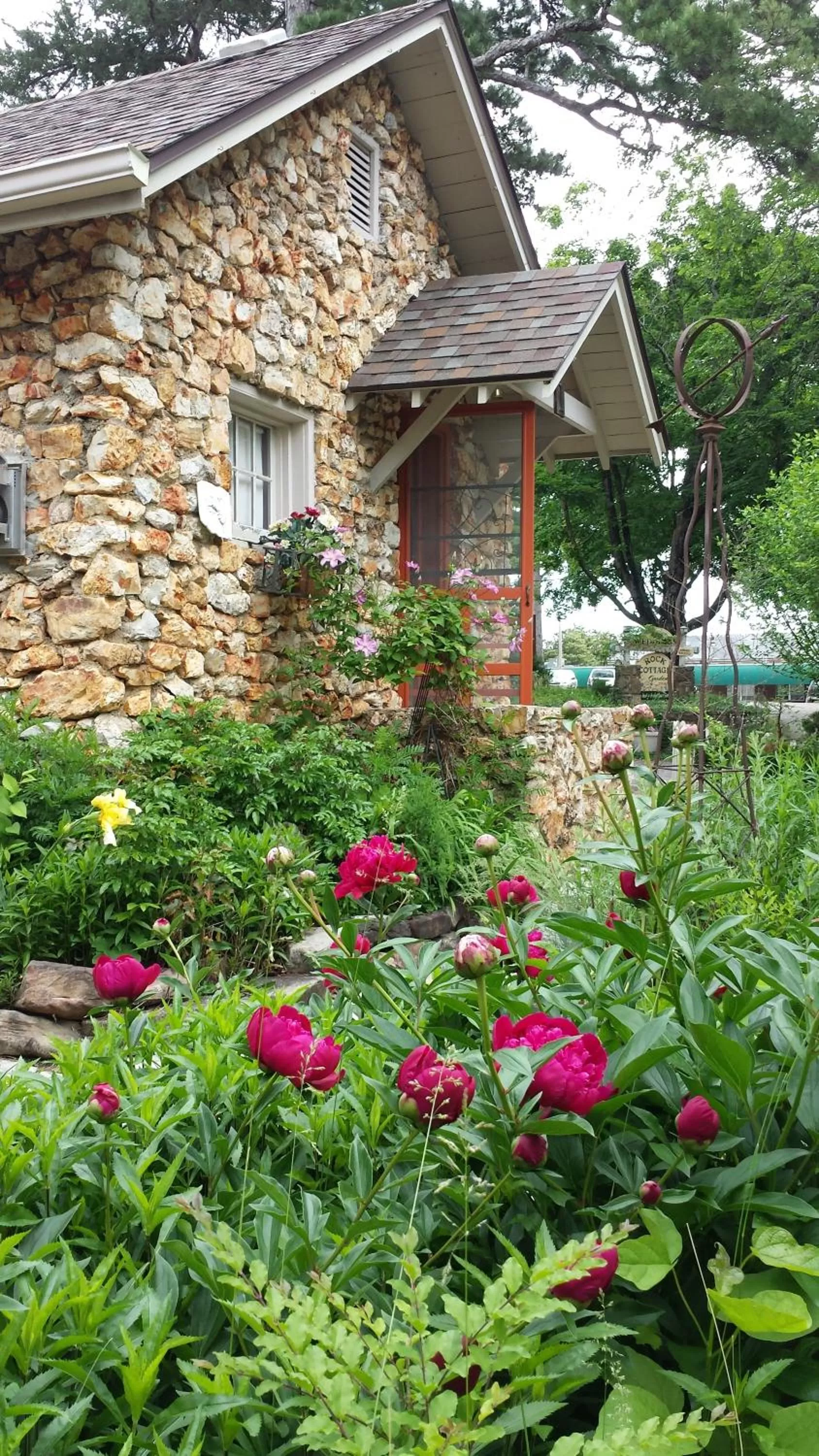 Facade/entrance in Rock Cottage Gardens B&B