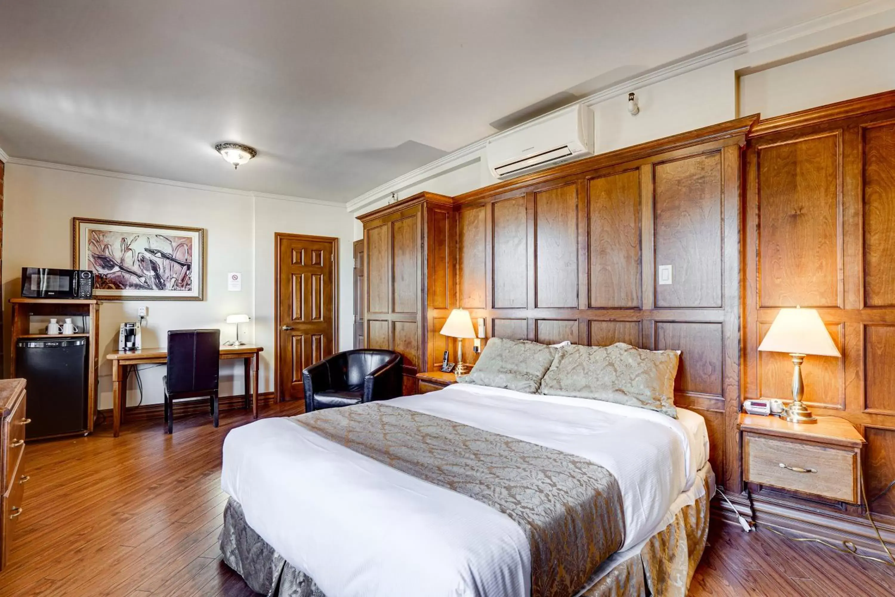 Deluxe Queen Suite - single occupancy in Le Grand Hôtel Deluxe Queen Suite - single occupancy in Le Grand Hôtel