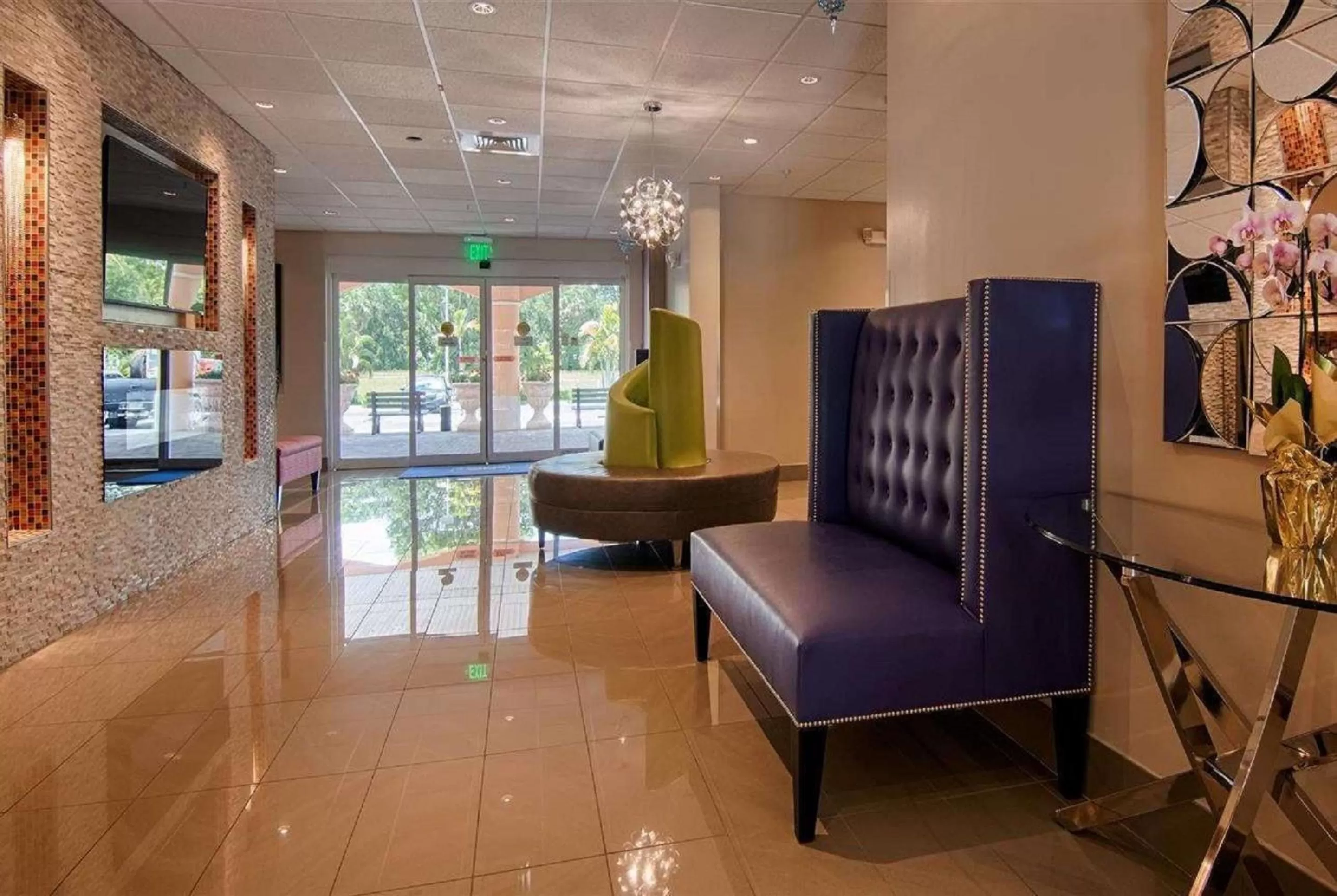 Seating area in Days Inn & Suites by Wyndham Bonita Springs North Naples