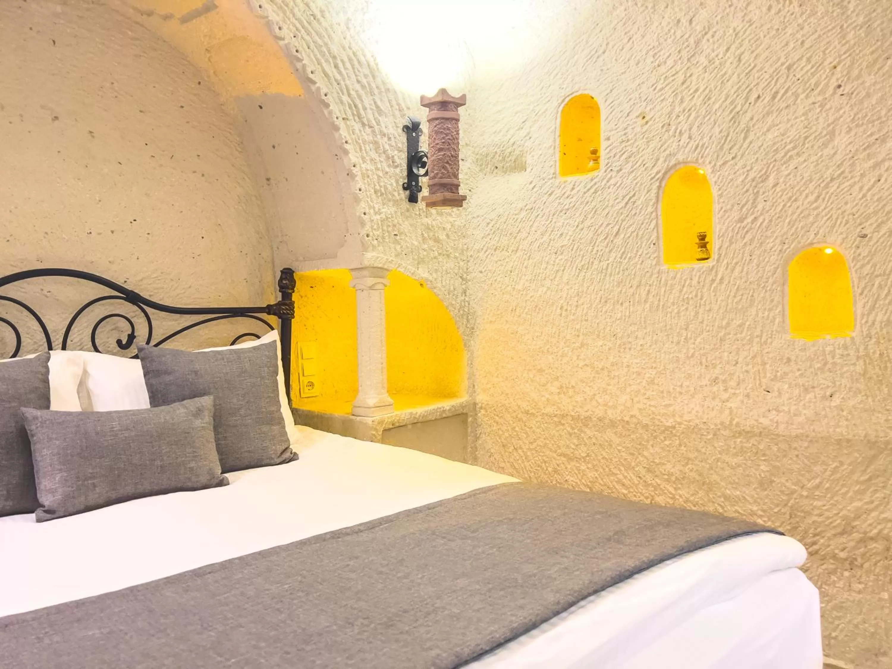 View (from property/room), Bed in Local Cave House