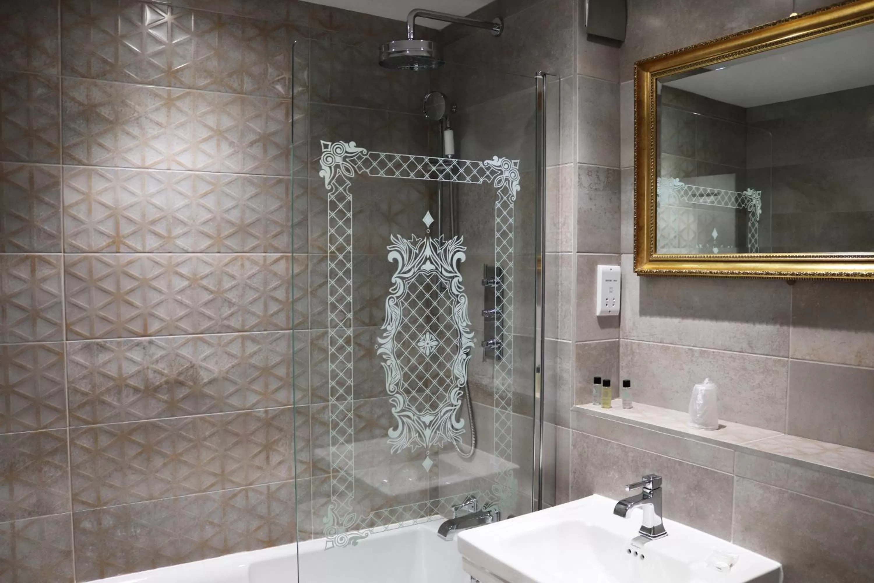 Shower in Shillingford Bridge Hotel