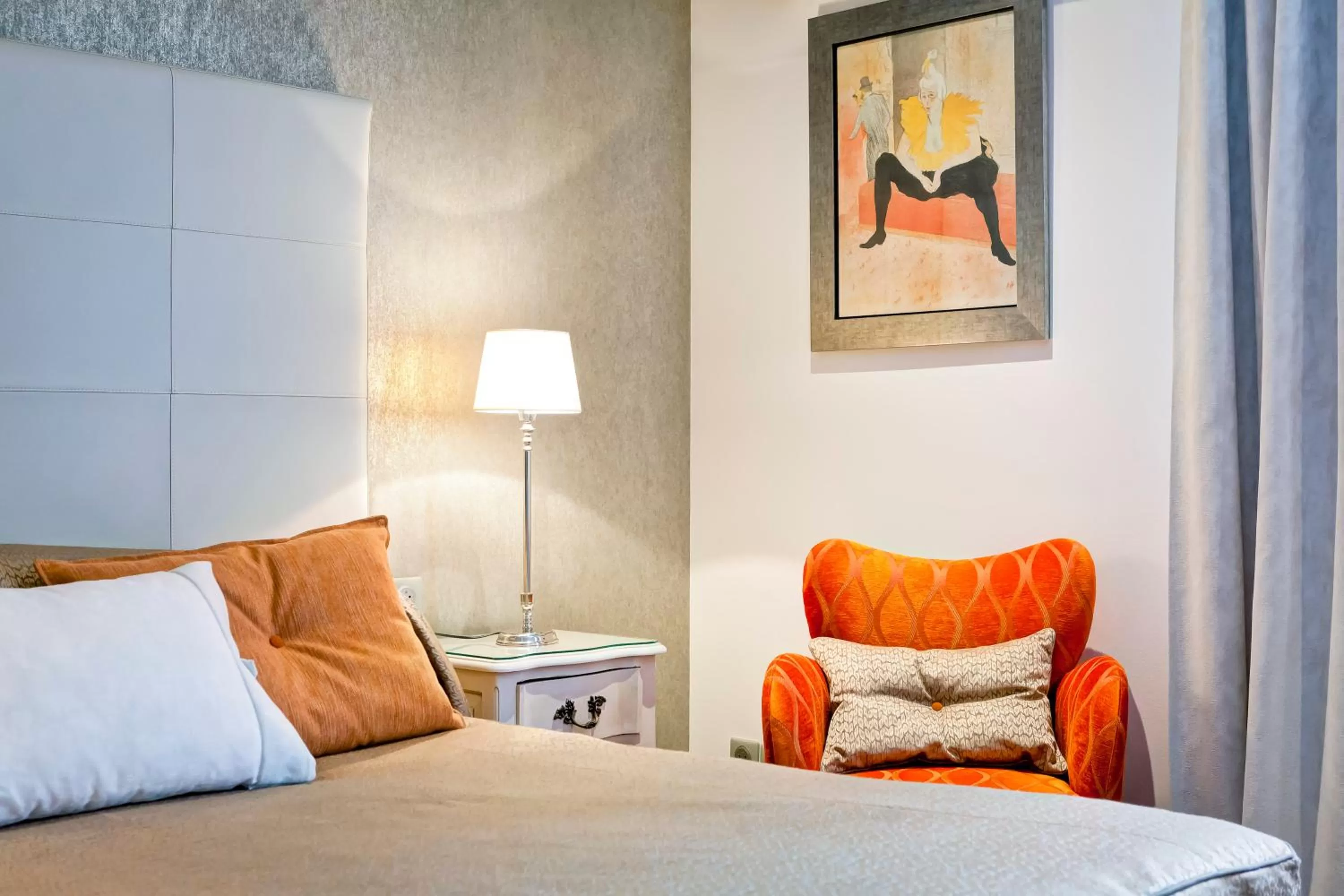 Photo of the whole room, Bed in Grand Hotel des Terreaux