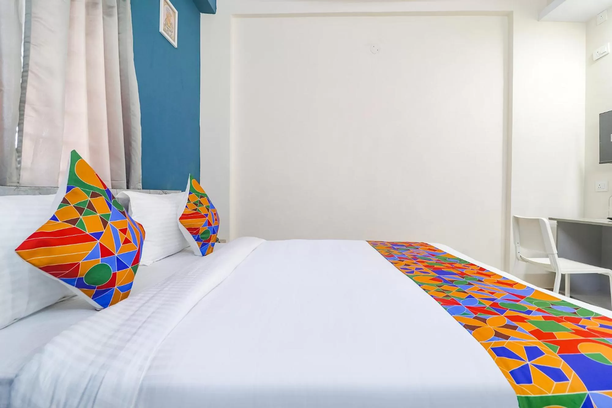 Bed in FabHotel Broholic Suites - Nr US Consulate, Financial District