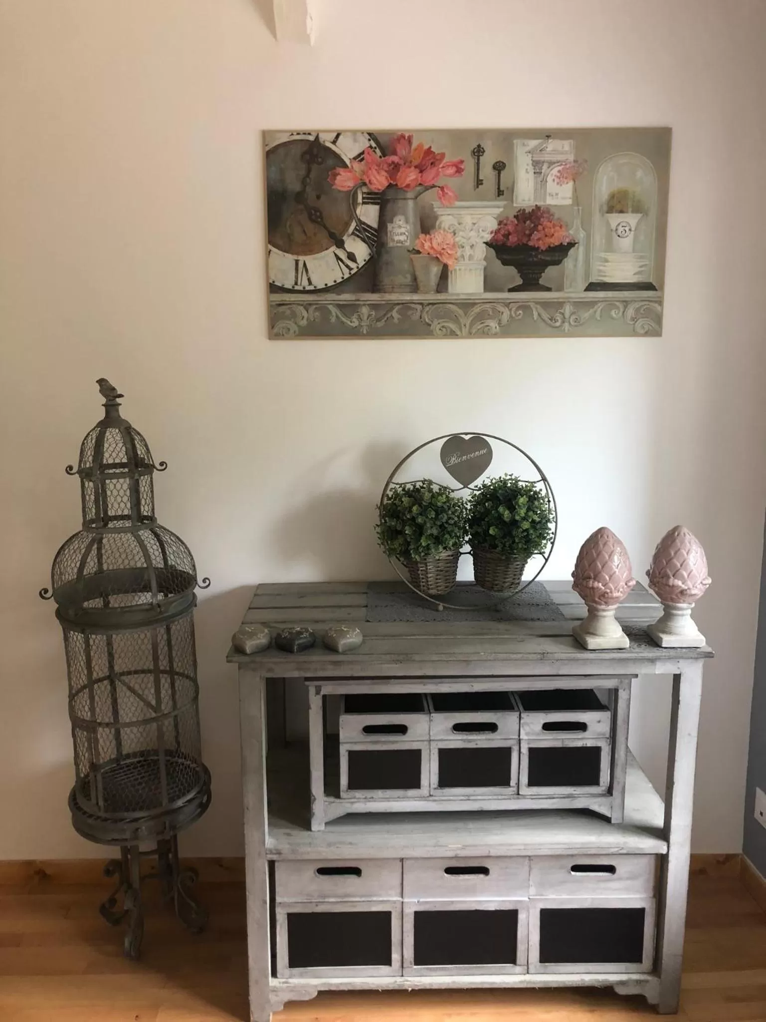 Photo of the whole room in La Demeure