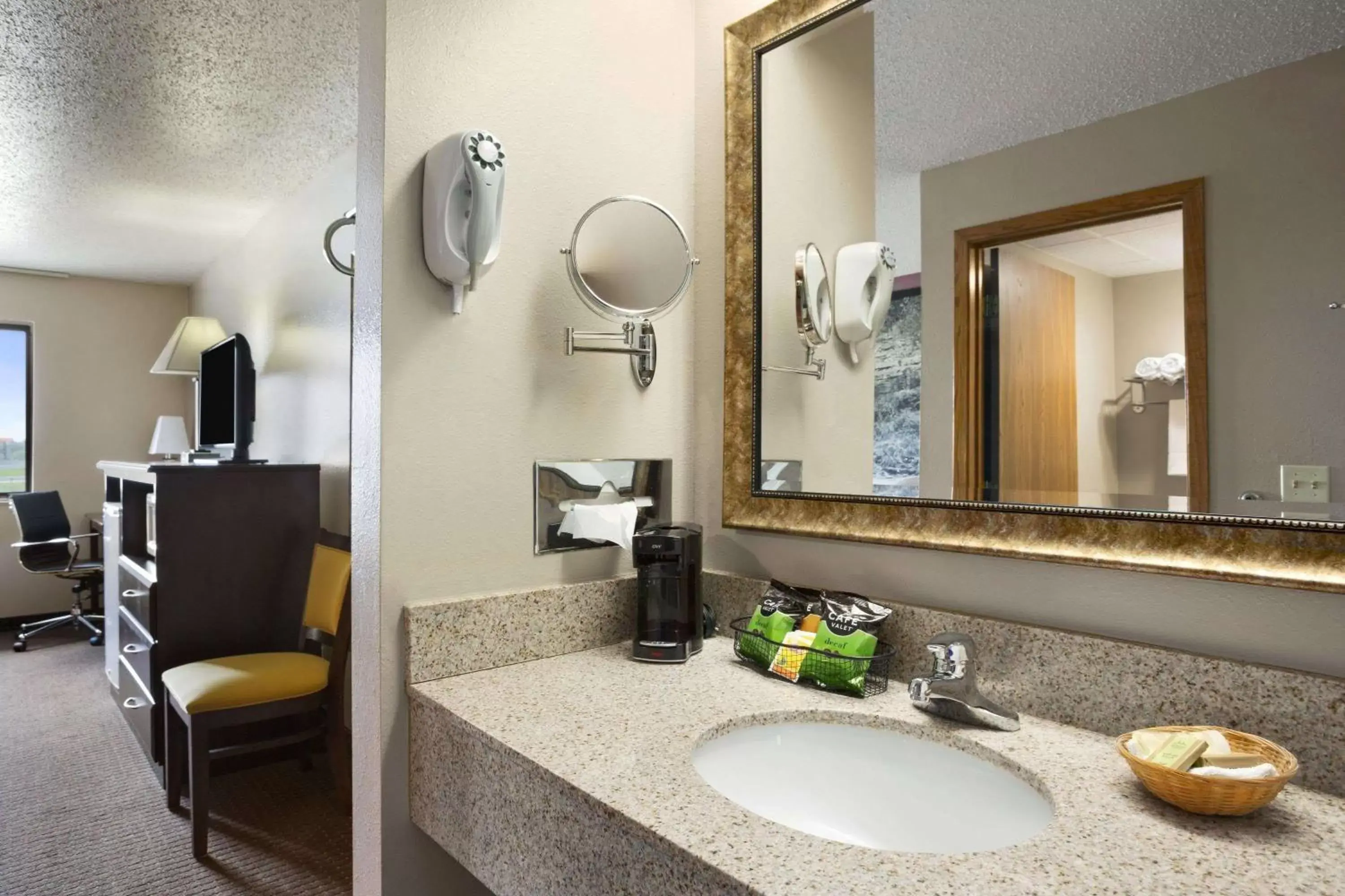 Deluxe Queen Room with Two Queen Beds - Non-Smoking in Super 8 by Wyndham Cameron Deluxe Queen Room with Two Queen Beds - Non-Smoking in Super 8 by Wyndham Cameron