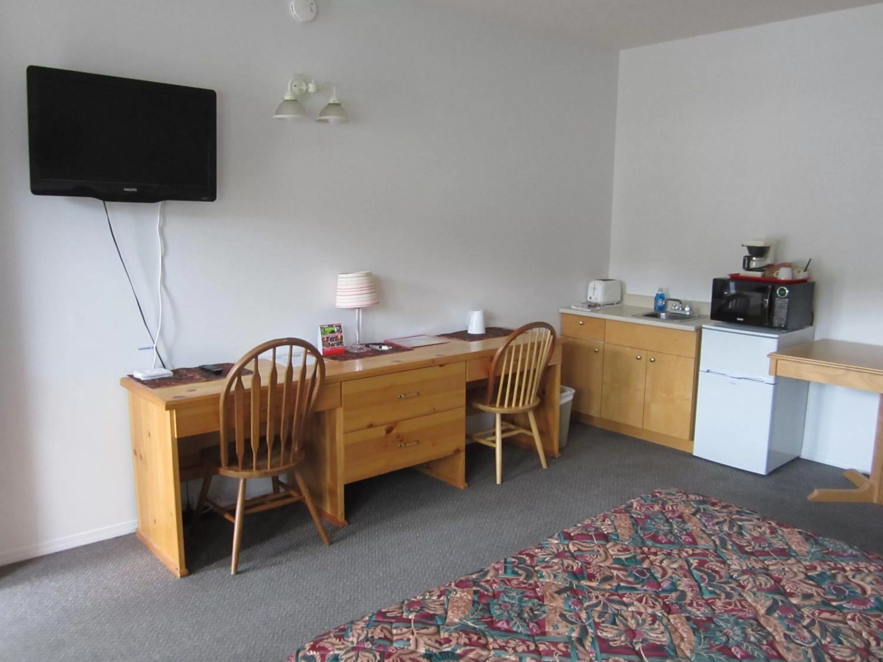 Decorative detail, TV/Entertainment Center in Bonanza Gold Motel