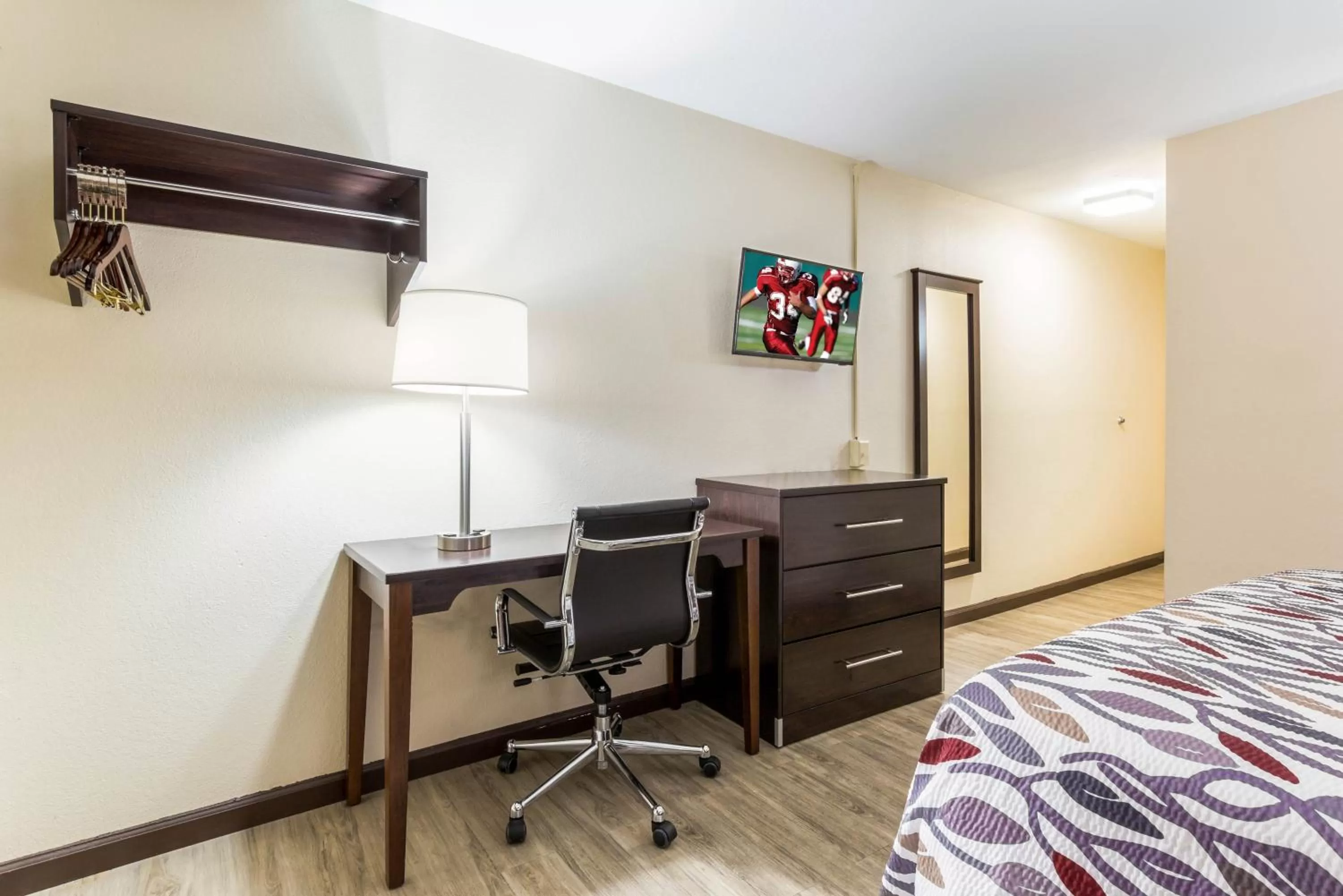 Photo of the whole room, Bed in Red Roof Inn Dry Ridge