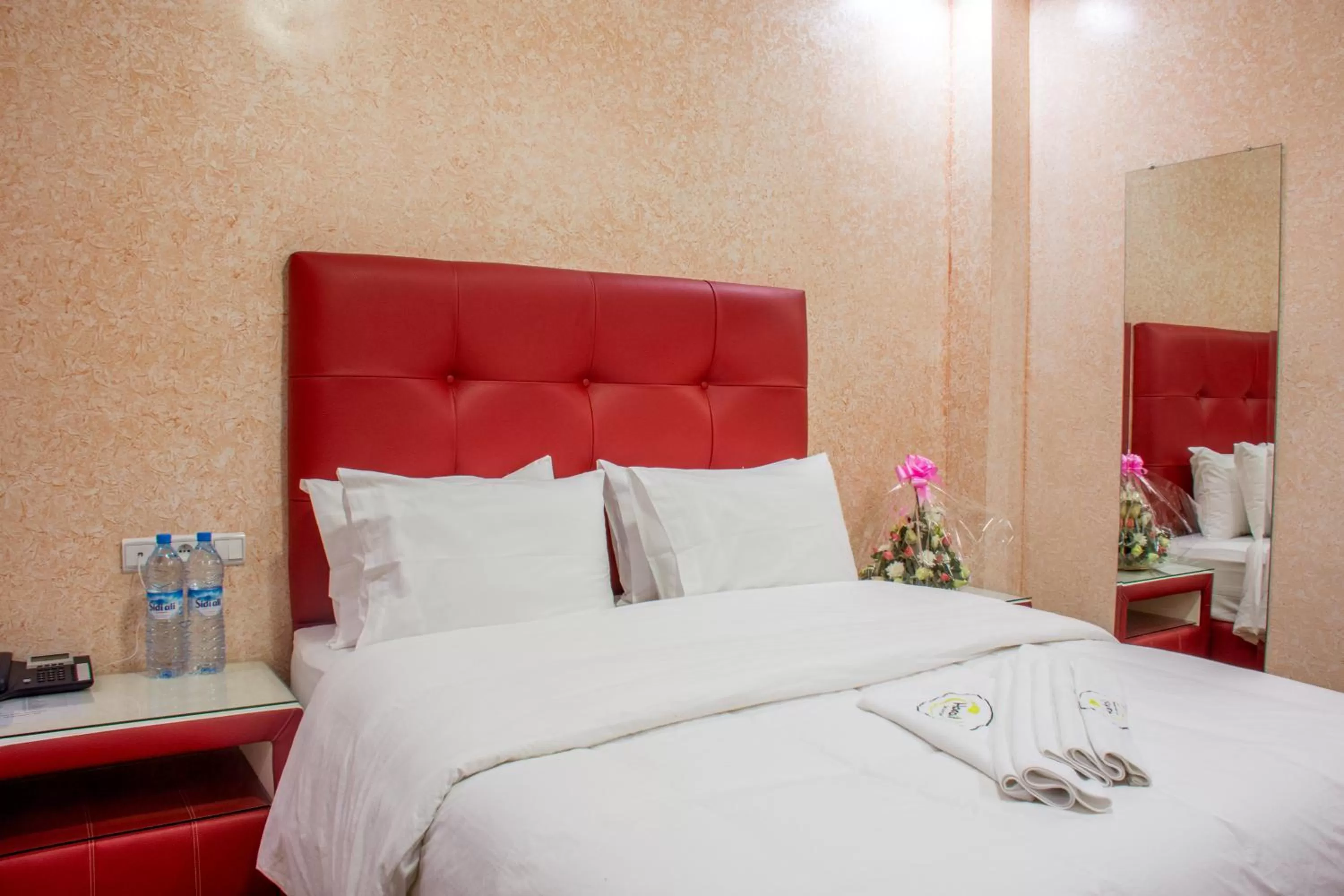 Bed in Hôtel Hadaik Ain Asserdoune