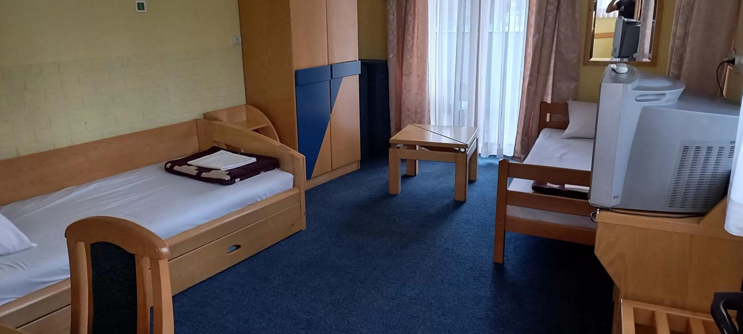 Text overlay, TV/Entertainment Center in Garni Hotel Lupus