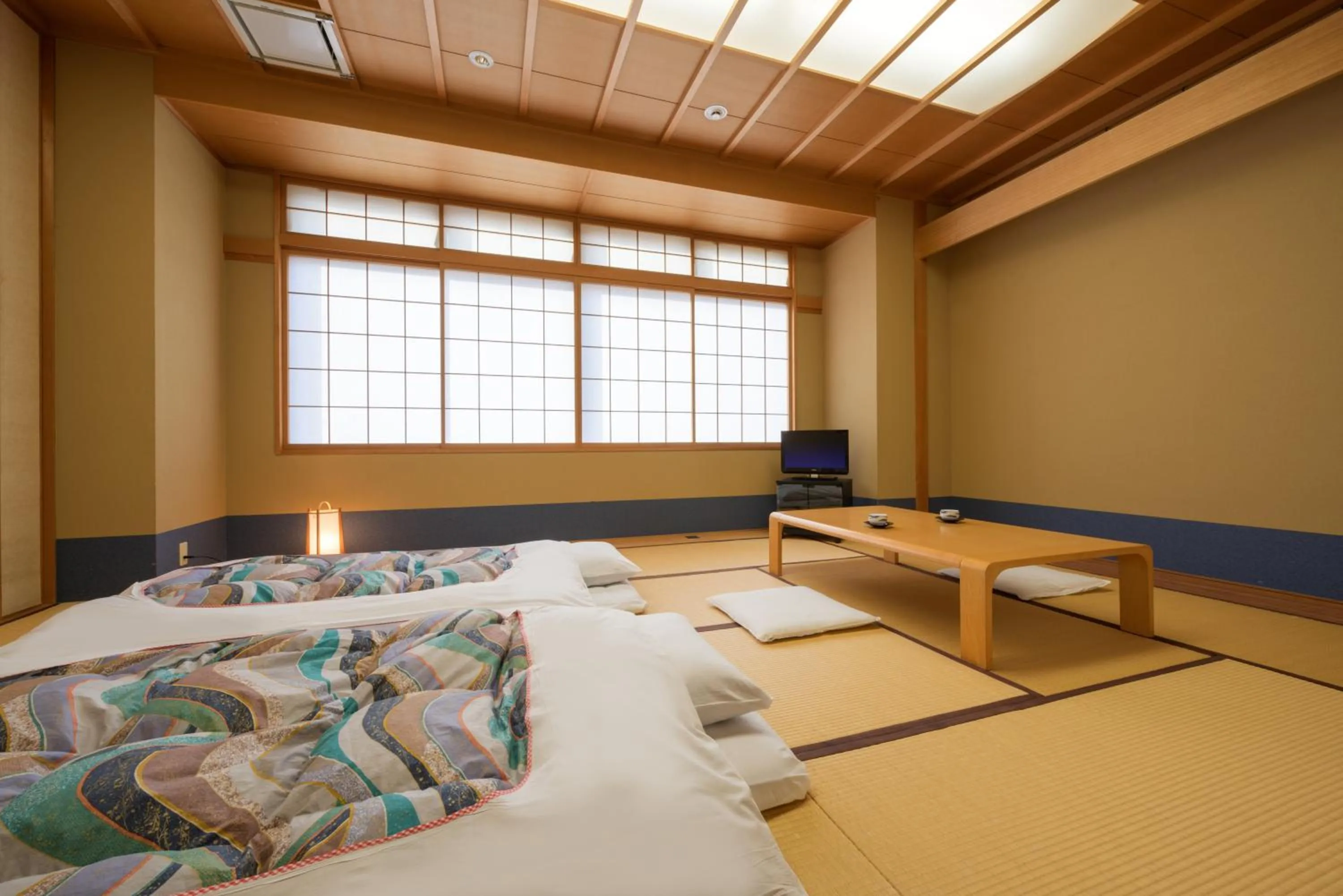 Photo of the whole room, Bed in Annex Royal Hotel