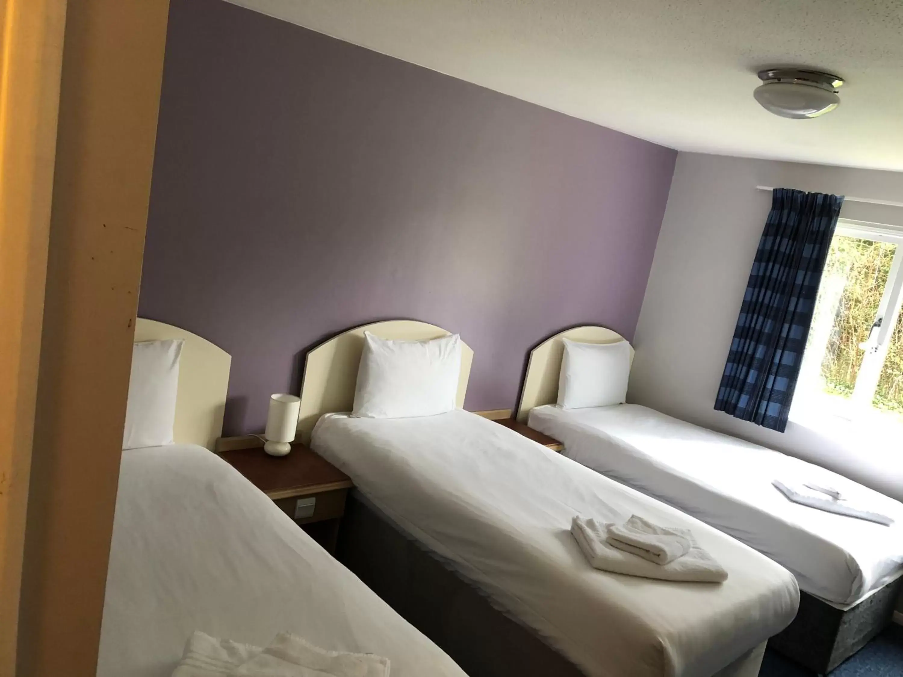 Triple Room with Bathroom in Redwings Lodge Baldock Triple Room with Bathroom in Redwings Lodge Baldock