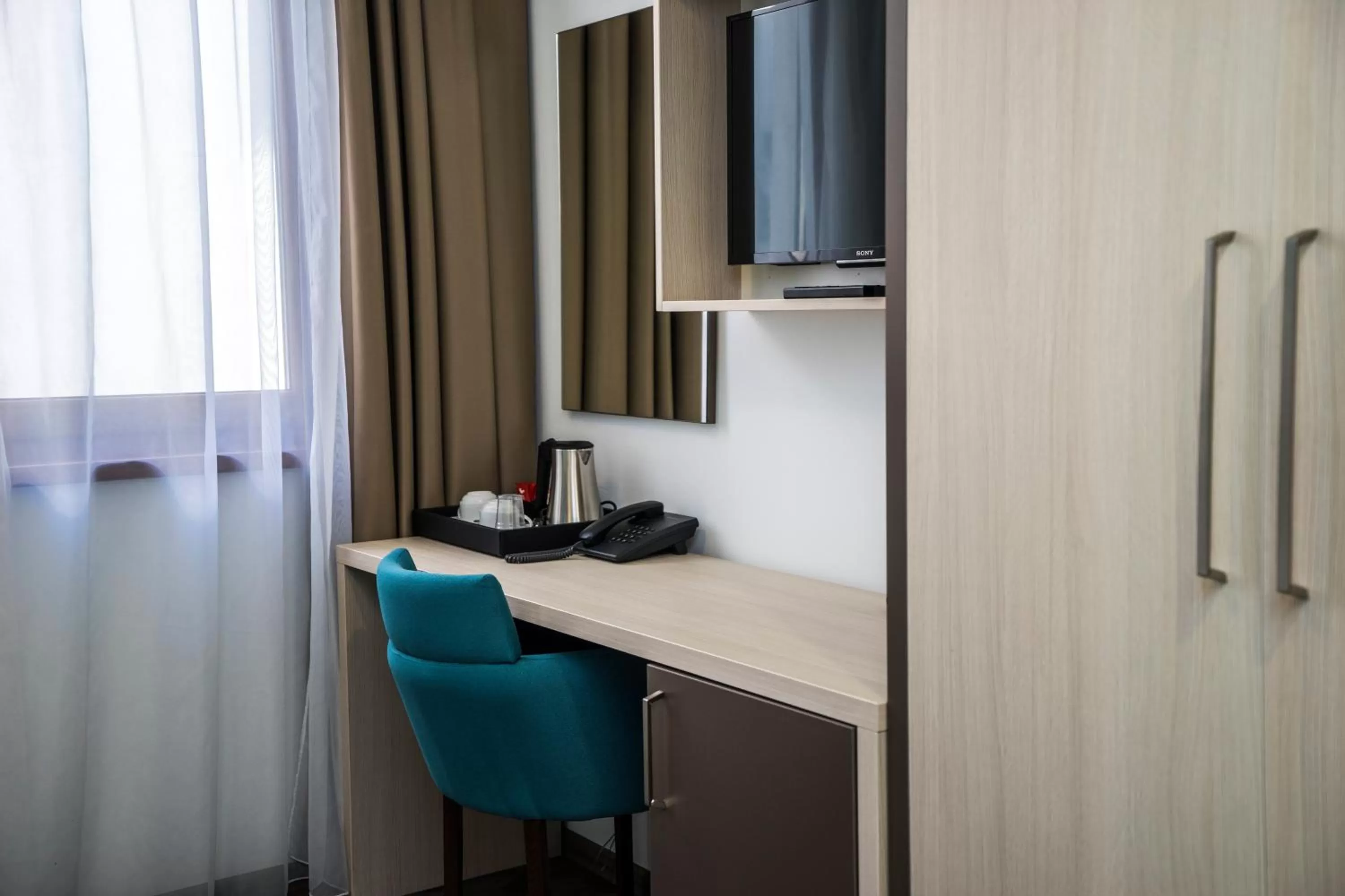 Photo of the whole room, Coffee/Tea Facilities in Hotel Kapetanovina