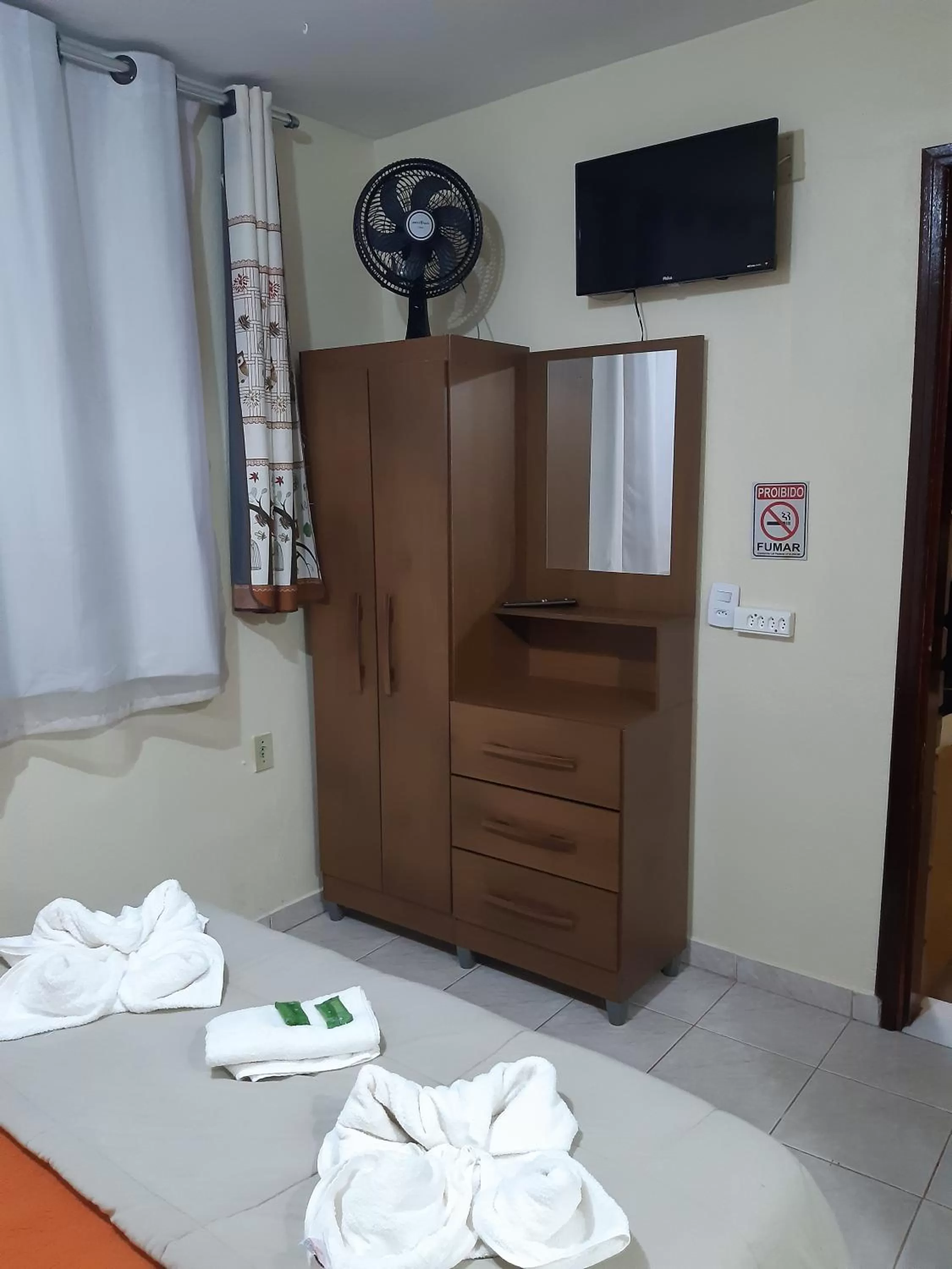 Photo of the whole room, TV/Entertainment Center in Pousada Reino Encantado - São Thomé das Letras - Minas Gerais