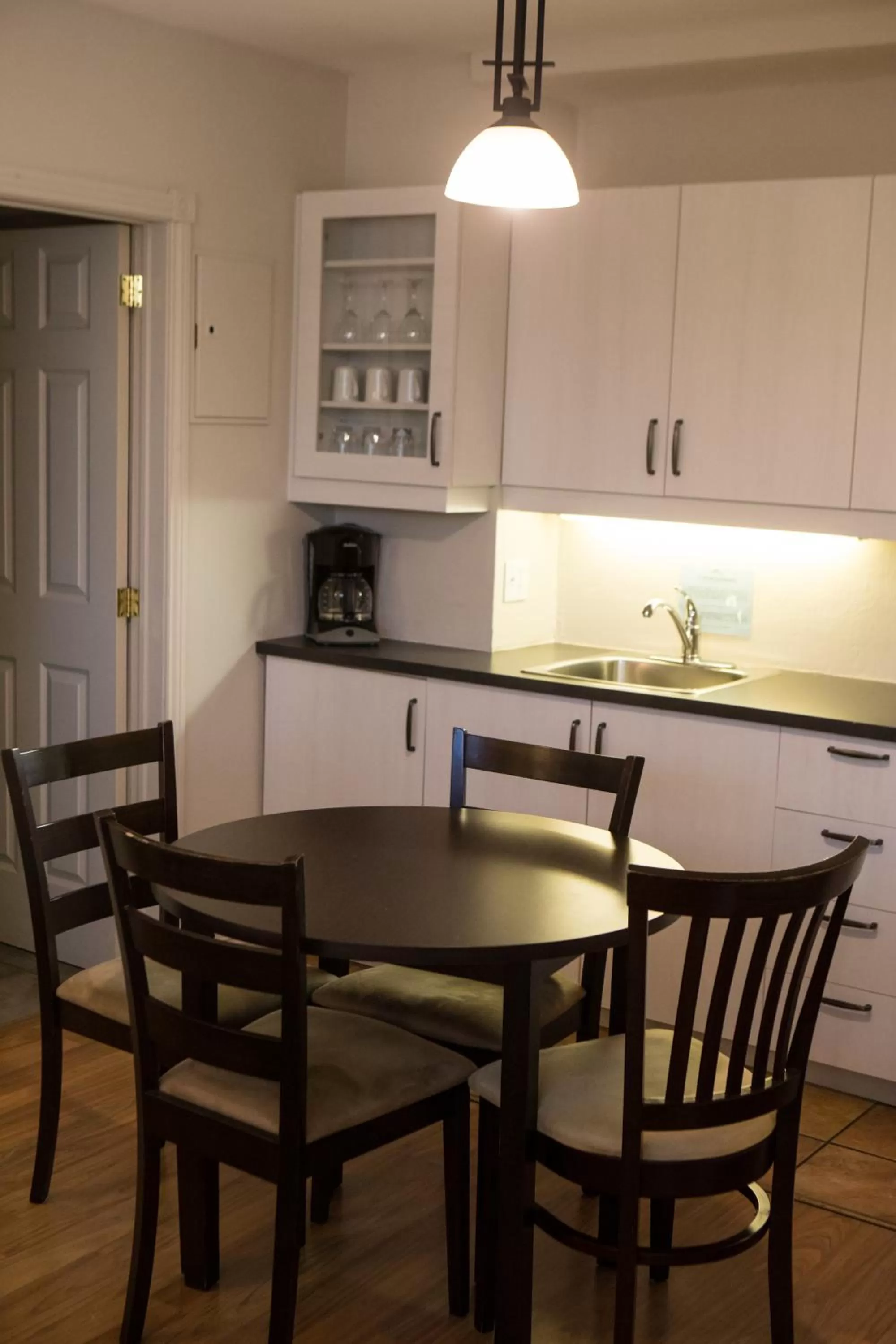 Kitchen/Kitchenette in Le Montagnard, Auberge Hôtel & Chalets