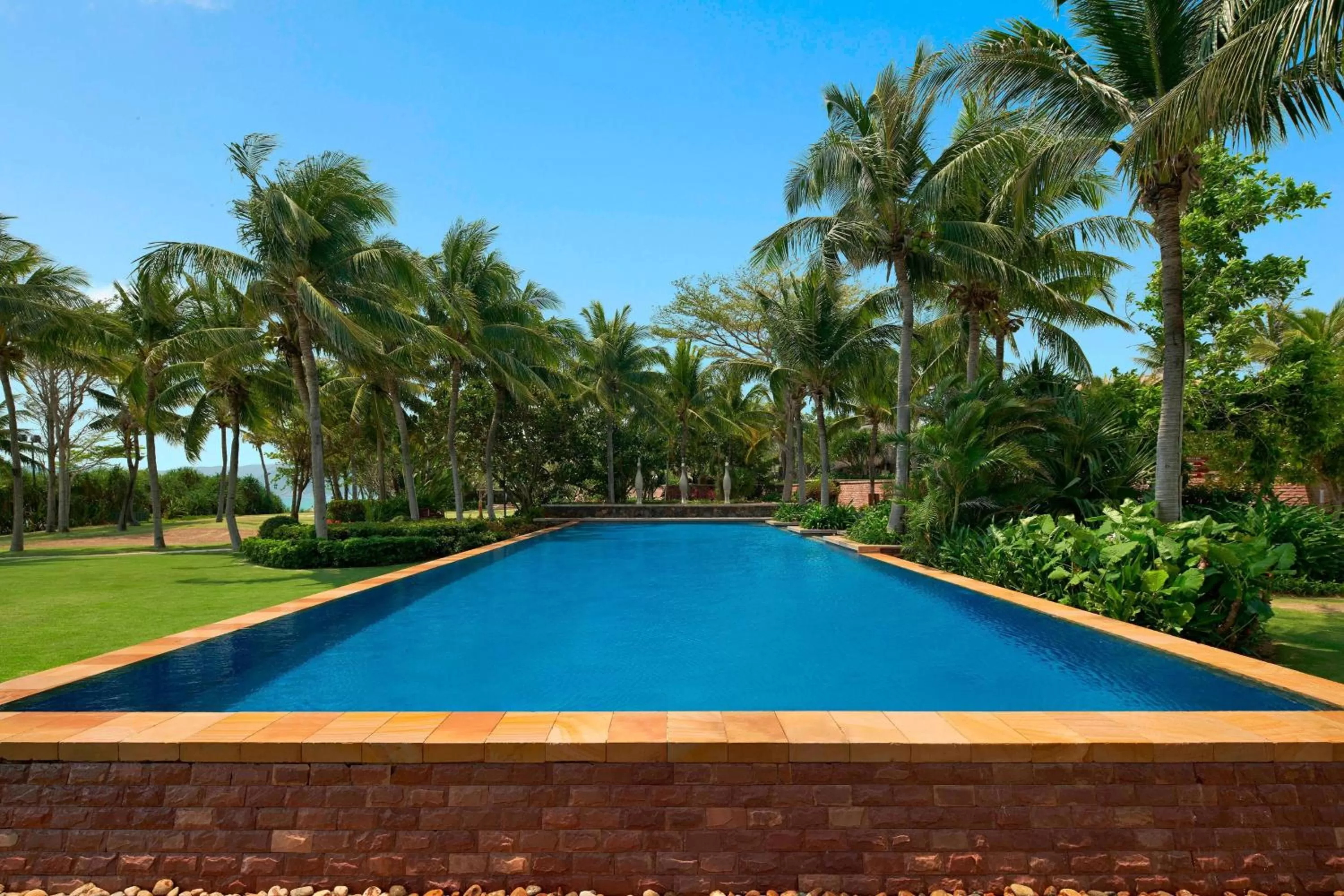 Swimming pool in Sheraton Sanya Yalong Bay Resort