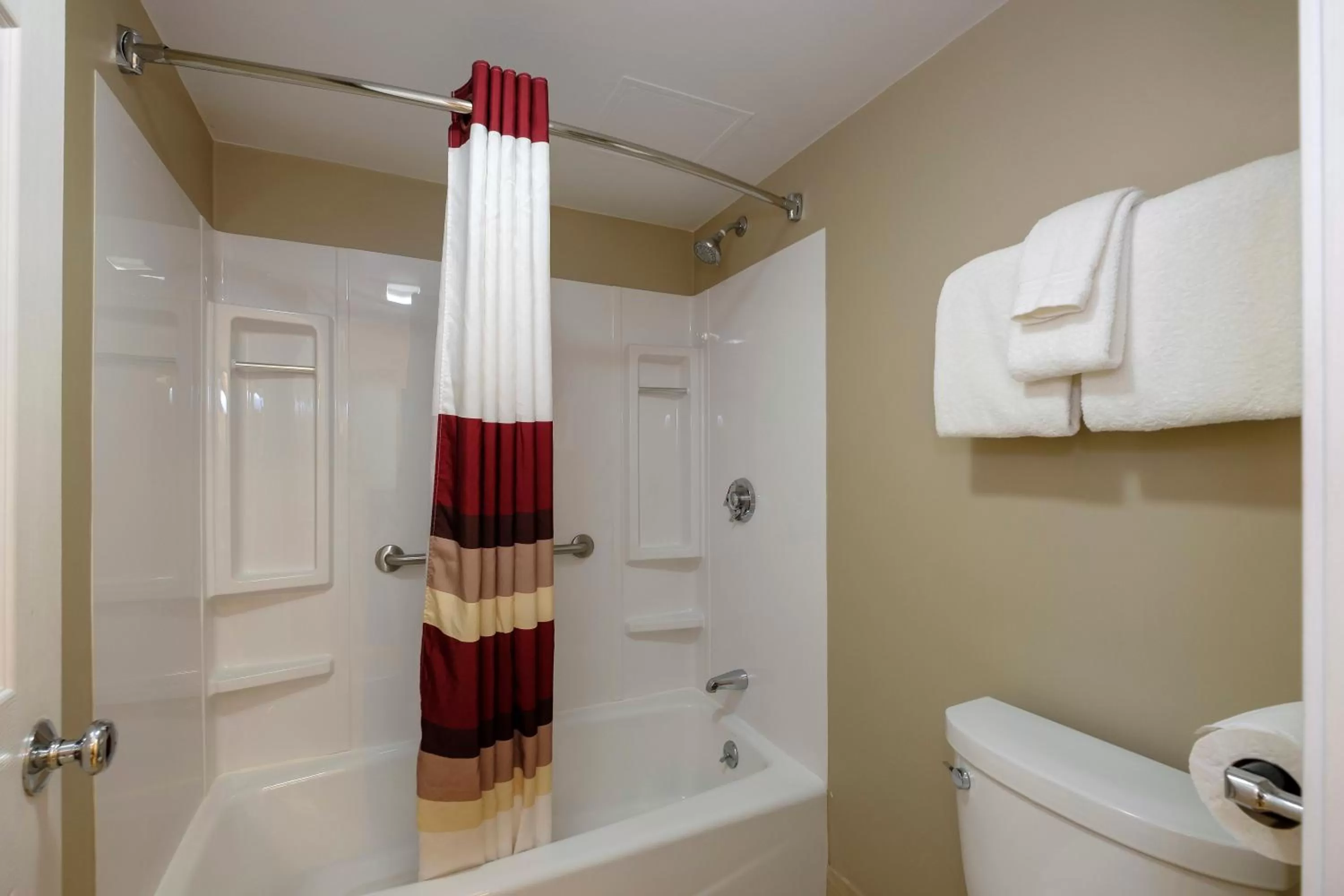 Bathroom in Red Roof Inn and Suites Herkimer