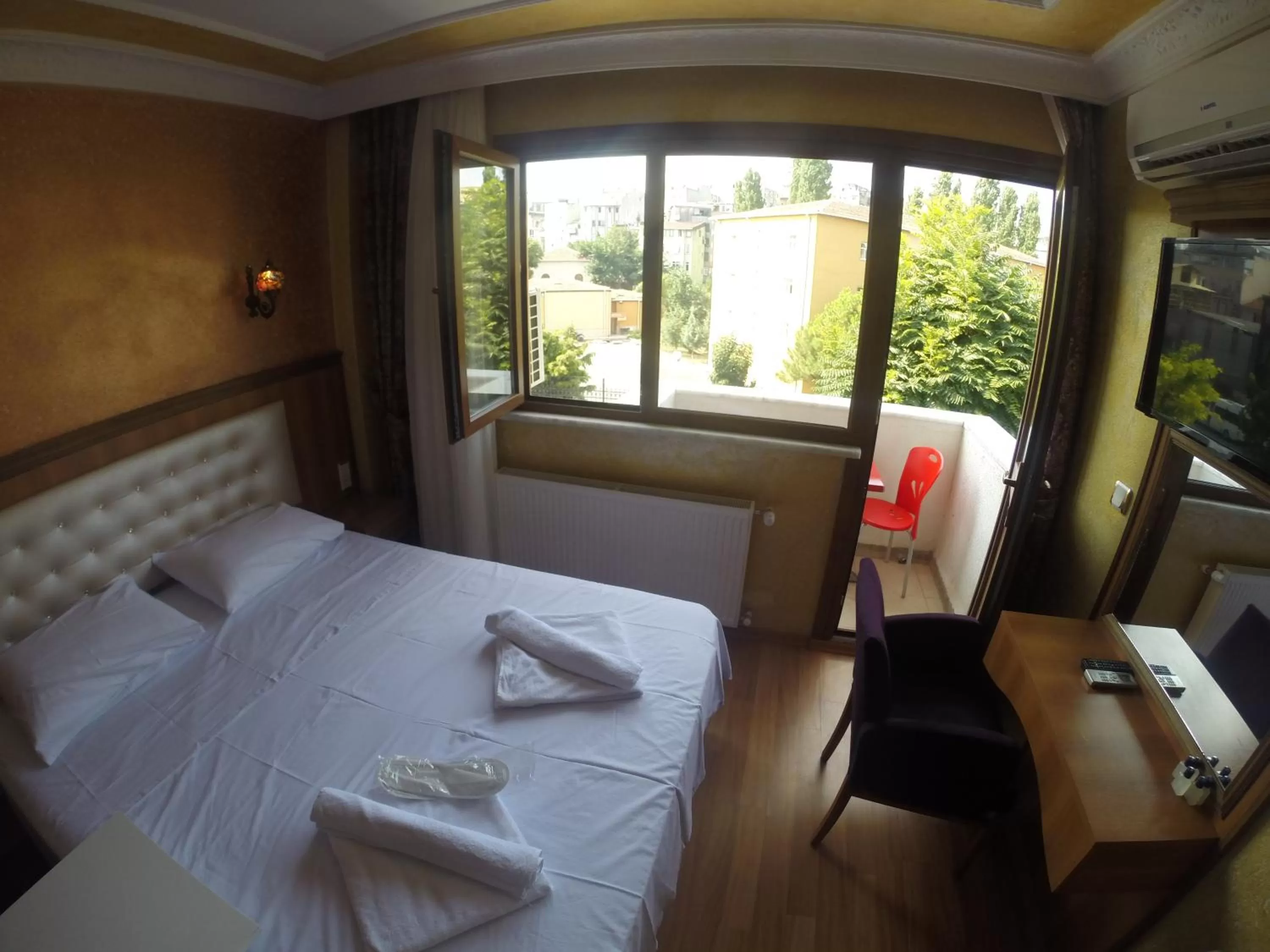 Balcony/Terrace, Bed in Arat Apartments